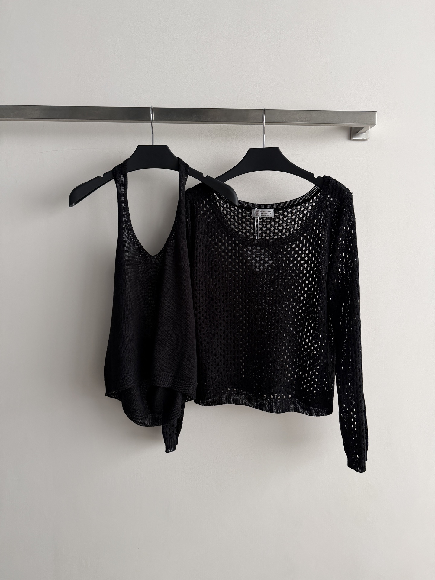 NO:943400,BC's new hollow knitted blouse + halter neck vest is light and breathable, super comfortable to wear in autumn and winter!  The hollow design of the blouse is full of layers, lazy and casual, and the camisole is simple and close-fitting. It is versatile when worn alone or as an inner layer, and can easily cope with various occasions. The overall style is fresh and natural, and can be easily used for commuting, leisure, and vacation. It goes well with jeans or skirts~SML, women's clothing, skirts, jeans,19860909BC新款镂空针织罩衫+挂脖背心,轻盈透气,秋冬穿超舒服！罩衫镂空设计,层次感满满,慵懒随性,吊带背心简约贴身,单穿or内搭都很百搭,轻松应对多种场合.整体风格清新自然,通勤、休闲、度假都能轻松驾驭,搭配牛仔裤或半身裙都很出彩～SML,女装,skirts,jeans,,Women's clothing