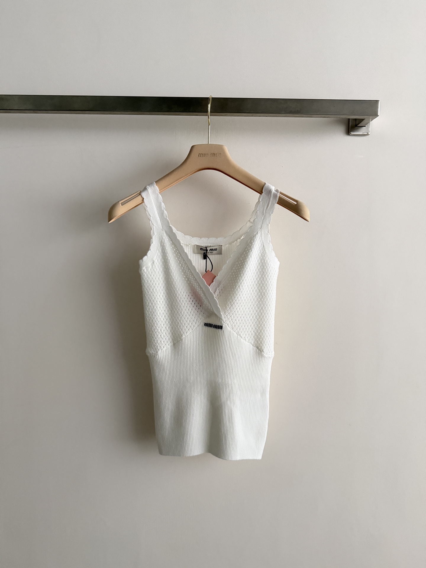 NO:957456,Miu Mi* new mesh V-neck knitted vest, wavy lace design, fine mesh/dot-like hollow weaving throughout the body, the fabric is light, breathable and drapey, decorative brand miu  Small logo with mi* letters. Slim fit, close-fitting but not tight. Pair it with high-waisted wide-leg jeans and canvas shoes - tight and loose at the bottom is the most classic, loose and layered. Pair with a high-waisted skirt (pleated/straight) + loafers - a touch of luxury, perfect for street dates. It is also the best choice for inner wear. SML,, miumiu, loafers, skirts, jeans,19860909Miu Mi*新款网眼V领针织背心,波浪花边设计,全身细密的网眼/点状镂空织法,面料轻薄透气有垂感,装饰品牌miu mi*字母小标.修身版型,贴身但不紧绷.搭高腰阔腿牛仔裤+帆布鞋——上紧下松最经典,松弛又有层次.搭高腰半裙（百褶/直筒）+乐福鞋——偏千金感的方向,出街约会都很出片.当内搭也是最佳选择SML,,miumiu,loafers,skirts,jeans,,Women's clothing
