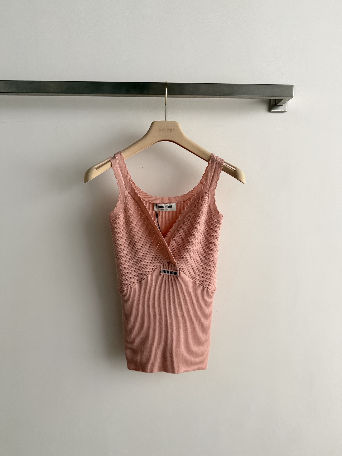 NO:943606,Miu Mi* new mesh V-neck knitted vest, wavy lace design, fine mesh/dot-like hollow weaving throughout the body, the fabric is light, breathable and drapey, decorative brand miu  Small logo with mi* letters. Slim fit, close-fitting but not tight. Pair with high-waisted wide-leg jeans and canvas shoes - tight and loose at the bottom is the most classic, loose and layered. Pair with a high-waisted skirt (pleated/straight) + loafers - a touch of luxury, perfect for street dates. It is also the best choice for inner wear. SML, Miu Miu-clothing, miumiu, loafers, skirts, jeans,19860909Miu Mi*新款网眼V领针织背心,波浪花边设计,全身细密的网眼/点状镂空织法,面料轻薄透气有垂感,装饰品牌miu mi*字母小标.修身版型,贴身但不紧绷.搭高腰阔腿牛仔裤+帆布鞋——上紧下松最经典,松弛又有层次.搭高腰半裙（百褶/直筒）+乐福鞋——偏千金感的方向,出街约会都很出片.当内搭也是最佳选择SML,缪缪-服装,miumiu,loafers,skirts,jeans,,Women's clothing