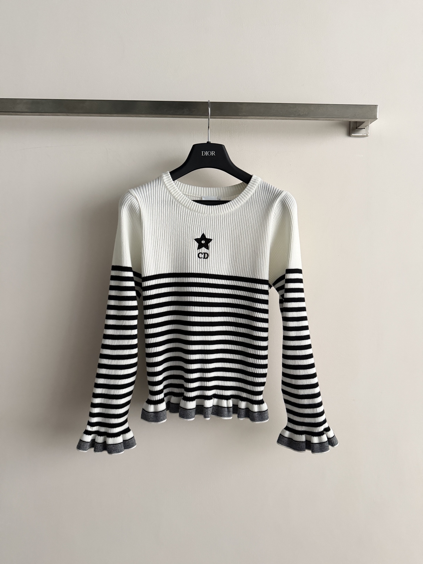 NO:957430,Dio* new striped long-sleeved sweater, round neck design, five-pointed star + CD letter embroidery, small ruffle/flare design on the hem and cuffs, slim fit, navy stripes  It has a classic feel, and the matching idea is also very simple. It can be used with everything in commuting and daily life. Pair it with a high-waisted ballet skirt - a sweeter direction, and the ruffled cuffs echo the skirt. It is very stylish when going out for a date. Pair it with high-waisted denim shorts/+canvas shoes - it is more casual, and it is just right for autumn. SML, dior, skirts, shorts,19860909Dio*新款条纹长袖针织衫,圆领设计,五角星+CD字母刺绣,下摆袖口做了荷叶边/喇叭口的小设计,修身版型,海军风条纹 本身就自带经典感,搭配思路也很简单,百搭通勤日常都行.搭高腰半裙芭蕾鞋——偏甜的方向,荷叶边袖口和裙摆呼应,出街约会很出片.搭高腰牛仔短裤/+帆布鞋——更随性,入秋穿这件刚好.SML,,dior,skirts,shorts,,Women's clothing