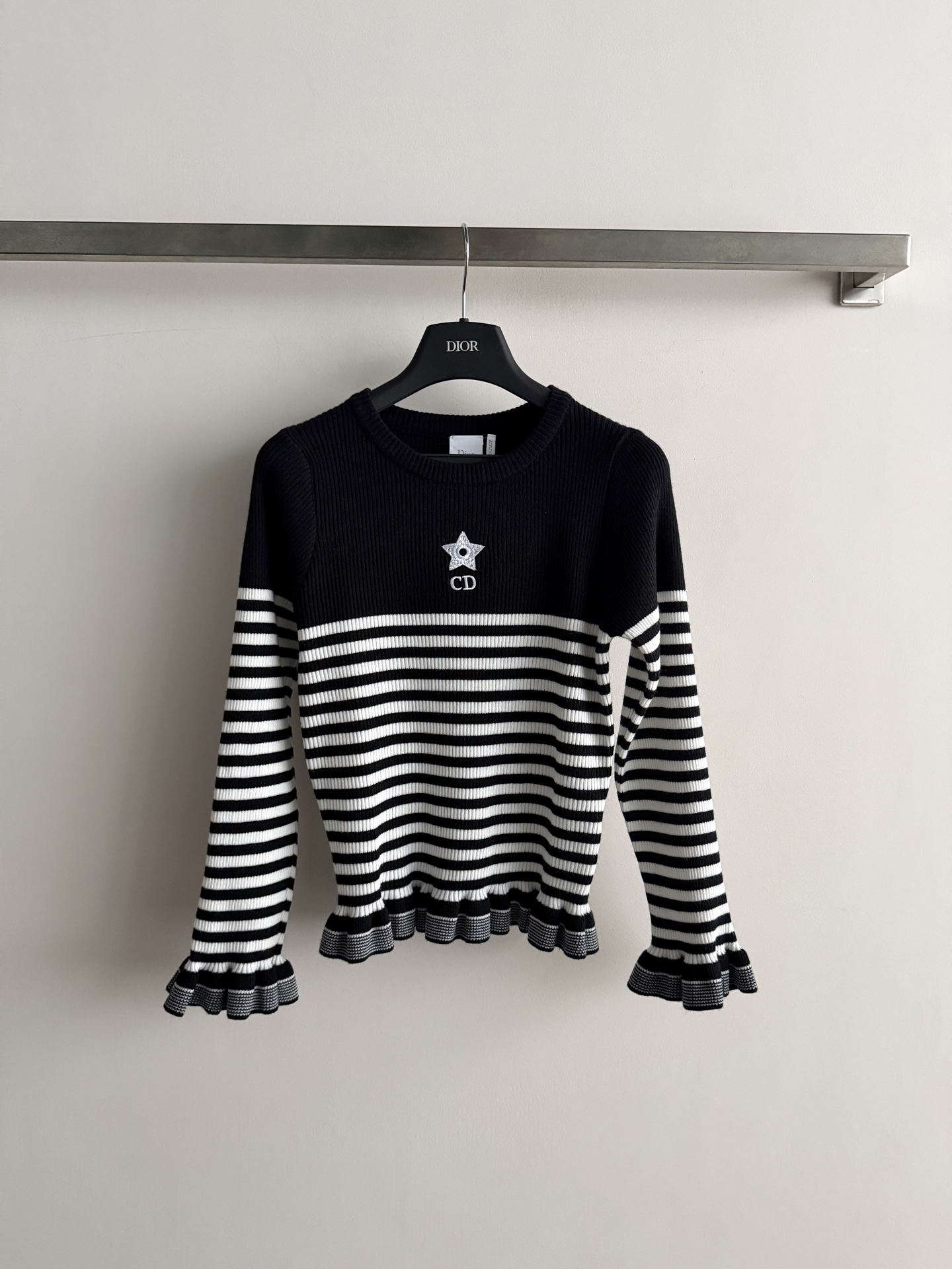 NO:943574,Dio* new striped long-sleeved sweater, round neck design, five-pointed star + CD letter embroidery, small ruffle/flare design on the hem and cuffs, slim fit, navy stripes  It has a classic feel, and the matching idea is also very simple. It can be worn with everything in daily life. Pair it with high-waisted ballet shoes with a skirt - a sweet direction, and the ruffled cuffs echo the skirt. It is very stylish when going out for a date. Pair it with high-waisted denim shorts/+ canvas shoes - it is more casual, and it is just right for autumn. SML, Dior-clothing, dior, dior, skirts, shorts,19860909Dio*新款条纹长袖针织衫,圆领设计,五角星+CD字母刺绣,下摆袖口做了荷叶边/喇叭口的小设计,修身版型,海军风条纹 本身就自带经典感,搭配思路也很简单,百搭通勤日常都行.搭高腰半裙芭蕾鞋——偏甜的方向,荷叶边袖口和裙摆呼应,出街约会很出片.搭高腰牛仔短裤/+帆布鞋——更随性,入秋穿这件刚好.SML,迪奥-服装,dior,dior,skirts,shorts,,Women's clothing
