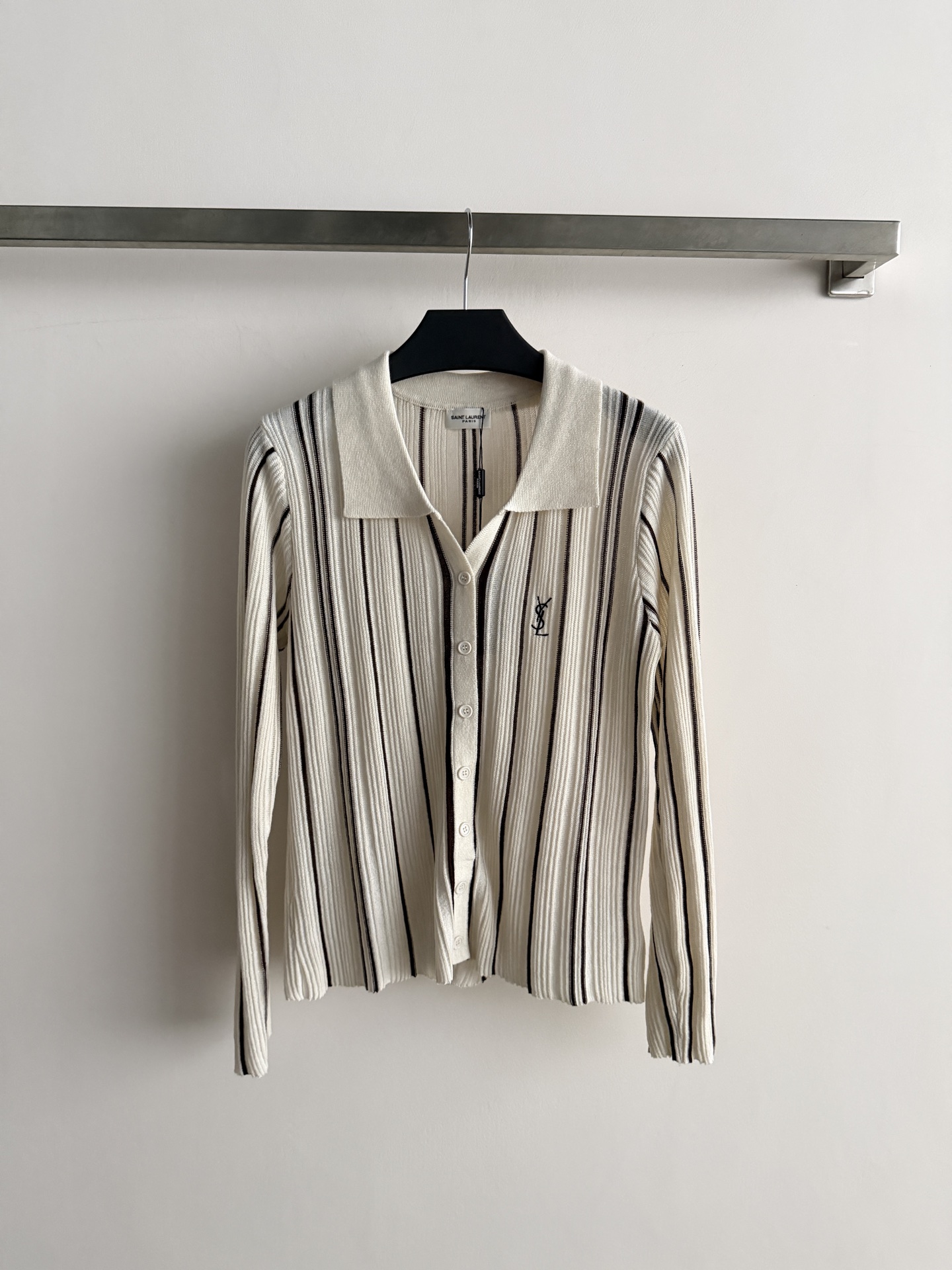 NO:957424,YSL's new vertical striped knitted cardigan, polo collar design, YSL on the left chest  Embroidered logo, button closure, slim fit. The fabric is wool, slightly elastic. Pair it with black high-waisted trousers + pointed shoes - white on top and black on the bottom, the most stylish, vertical stripes to elongate the proportion, very aura for commuting. Pair with high-waisted denim wide-leg pants + loafers - a more relaxed direction, striped knitting is natural with denim. Pair with a black pleated skirt - more academic style, the combination of lapels + pleats is complete. SML,, saint laurent, loafers, skirts,19860909YSL新款竖条纹针织开衫,polo领设计,左胸有 YSL 刺绣标志,纽扣闭合,版型偏修身.面料羊毛,有微弹搭黑色高腰西裤+尖头鞋——上白下黑最干练,竖条纹拉长比例,通勤很有气场.搭高腰牛仔阔腿裤+乐福鞋——更松弛的方向,条纹针织配牛仔很自然.搭黑色百褶半裙——偏学院风,翻领+百褶的组合很完整.SML,,saint laurent,loafers,skirts,,Women's clothing