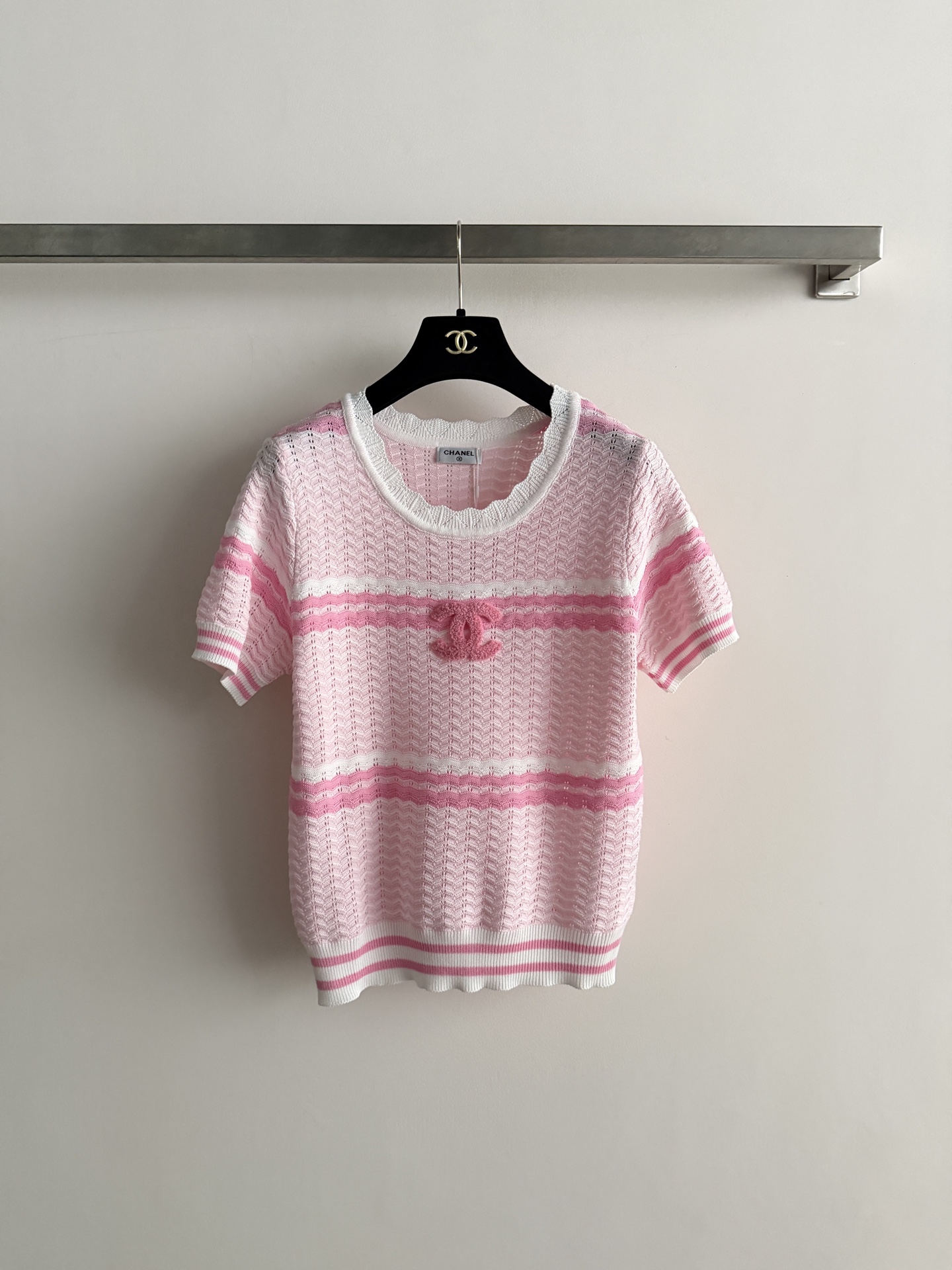 NO:943580,Chane* new pink striped short-sleeved sweater. A circle of white lace design around the neckline, ready-to-wear wavy arrow-shaped breathable weave. Alternating pink and white horizontal stripes. Three-dimensional pink double C Logo on the front chest. Fitted version. Sweet and refreshing to wear alone in summer. SML, Chanel-clothing, chanel, chanel, T-shirt,19860909Chane*新款粉色条纹短袖针织衫.领口一圈白色花边设计,成衣波浪箭头状透气织法.粉白横条交替.前胸立体粉色双C Logo.版型合身.夏天单穿甜美清爽SML,香奈儿-服装,chanel,chanel,T-shirt,,Women's clothing