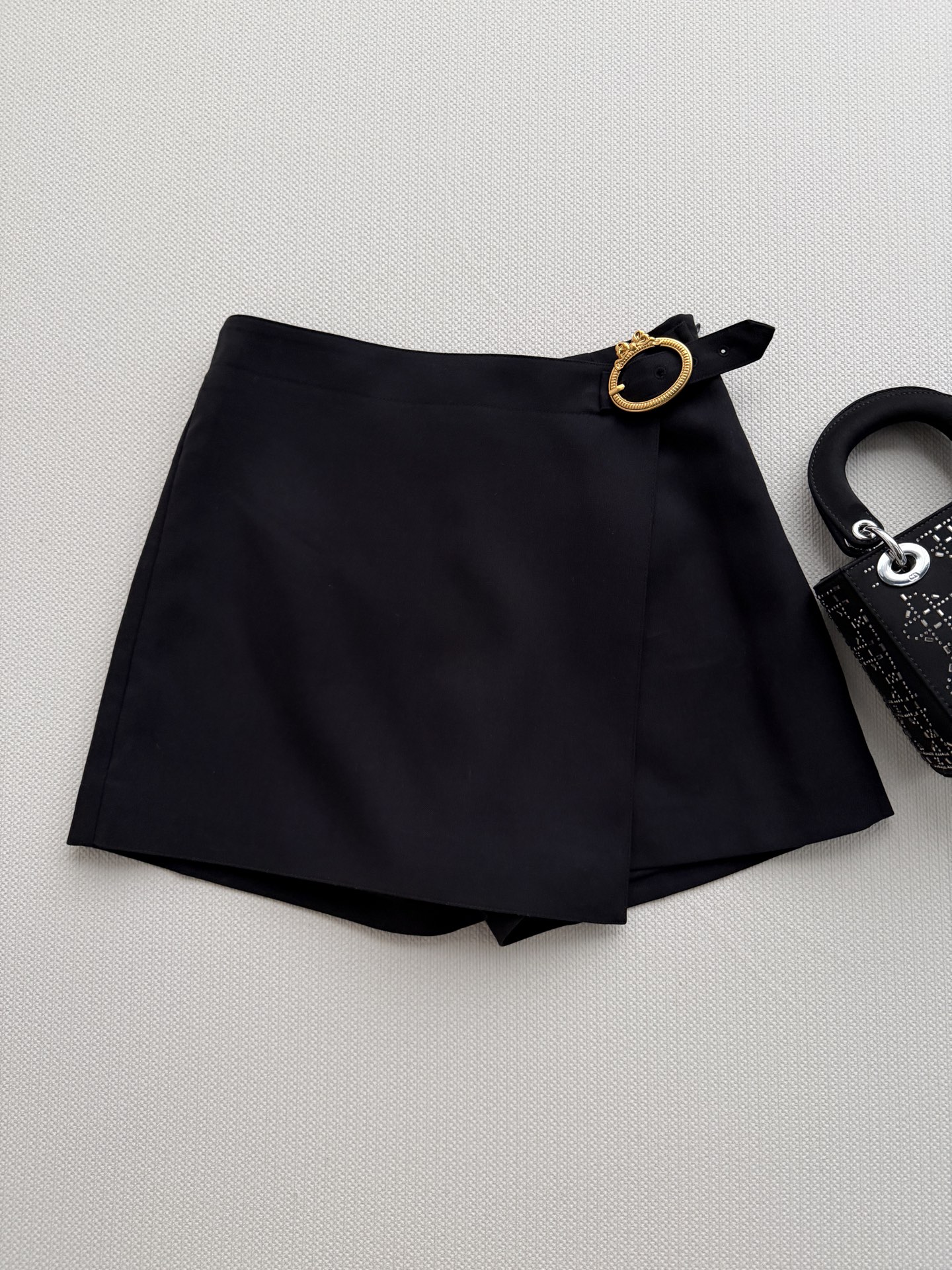 NO:957433,DIO*26 new early autumn culottes culottes are a long-lasting fashion item carefully made of silk and wool blended fabrics. The slightly wide cut can well modify the leg lines and visually make you taller and slimmer!  The waist is decorated with a delicate golden metal ring buckle, which not only enhances the sense of fashion, but also plays a fixing role. It is comfortable to wear and does not have to worry about being exposed. It is suitable for daily commuting or leisure occasions~ Create a fashionable and elegant exquisite look SML-,, dior, skirts,19860909DIO*26早秋新款裙裤裙裤是经久不衰的时尚单品采用丝毛混纺面料精心制作,微阔版型剪裁能够很好的修饰腿部线条 视觉上显高显瘦！腰部配有精致的金色金属圆环扣作为装饰,既提升了时尚感,又起到了固定作用穿着舒适且不用担心走光,适合日常通勤或休闲场合～打造时尚高雅的精致造型SML-,,dior,skirts,,Women's clothing