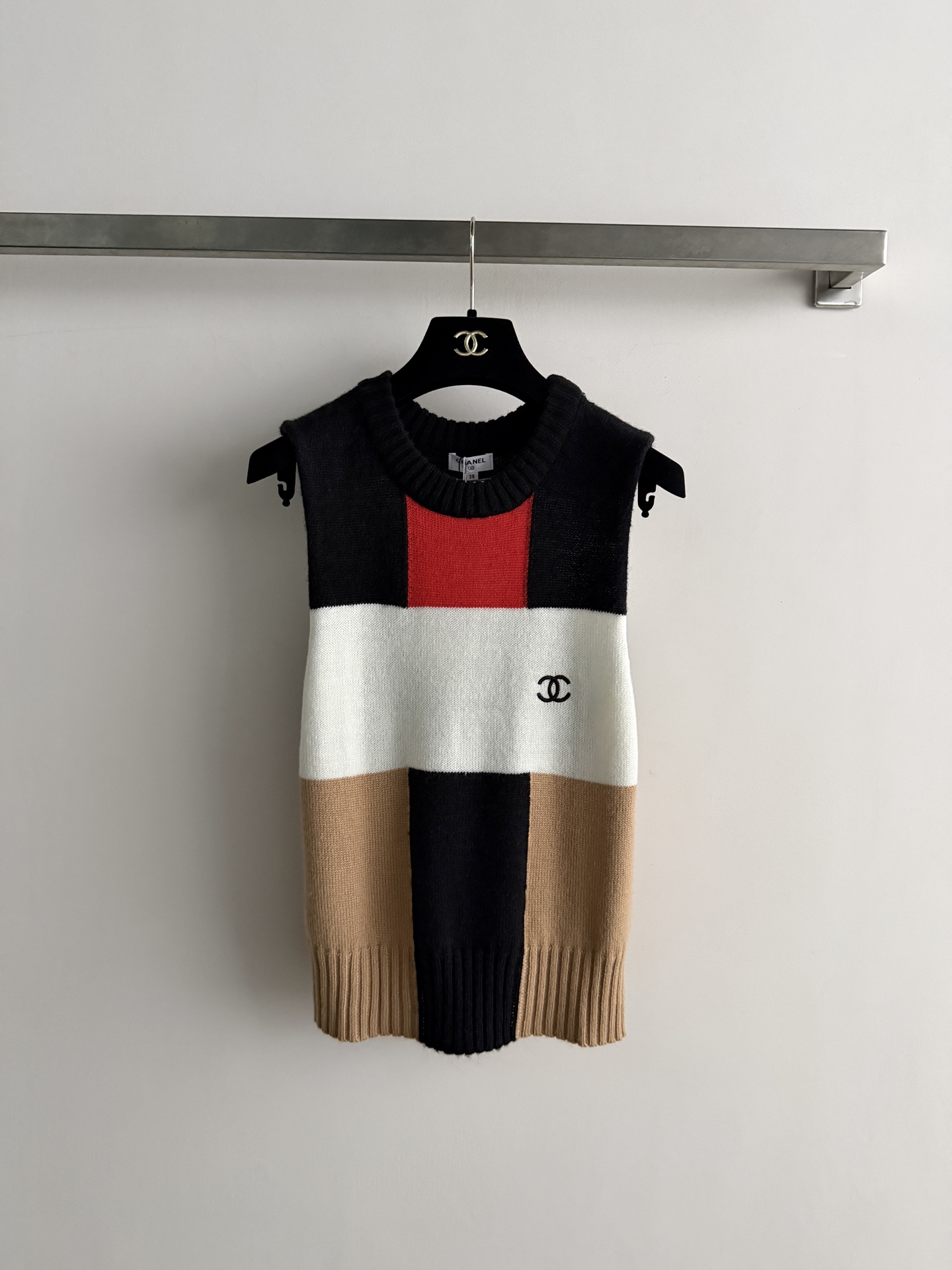 NO:943590,Chane*'s new color-blocked round-neck sweater vest, four-color splicing of red, black, and white khaki - the upper half is black with red panels, the middle wide white horizontal strip, the lower half khaki with black vertical strips. The black double C Logo on the left chest. It is very colorful for autumn and winter layering. SML, Chanel-clothing, chanel, chanel, sweaters,19860909Chane*新款拼色圆领毛衣马甲,红黑白卡其四色拼接——上半黑色配红色拼块,中间宽幅白色横条,下半卡其配黑色竖条.左胸黑色双C Logo.秋冬叠穿很出彩.SML,香奈儿-服装,chanel,chanel,sweaters,,Women's clothing