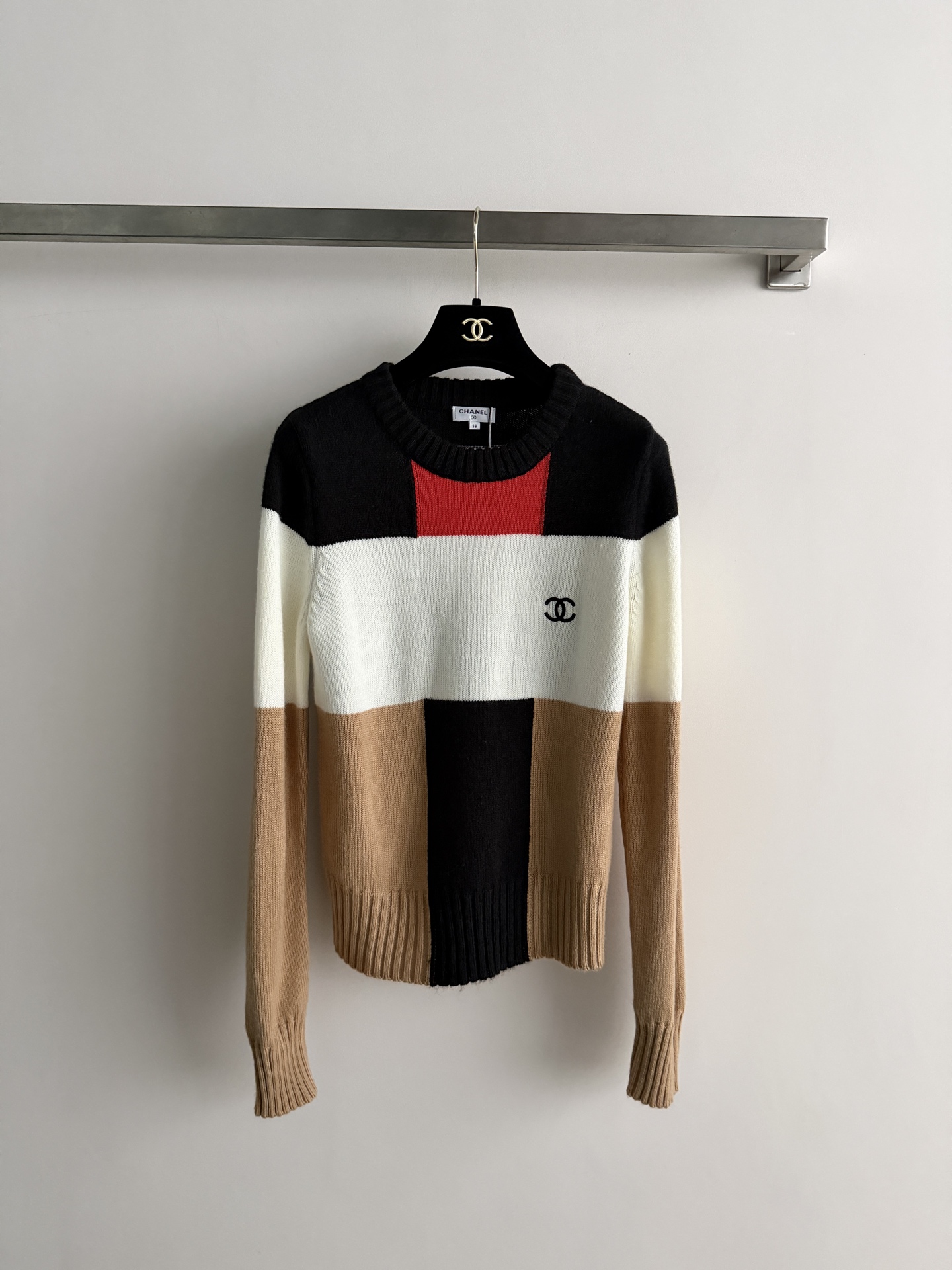 NO:943596,Chane*'s new color-blocked round-neck long-sleeved sweater. Round-neck ribbed cuff, four-color splicing of red, black, and white khaki - the upper half is black with red panels, the middle wide white horizontal strip, the lower half khaki with black vertical strips. Black double C Logo on the left chest. Regular version, perfect for wearing alone or as an outer layer in autumn and winter. SML, Chanel - Clothing, chanel, chanel, sweaters,19860909Chane*新款拼色圆领长袖毛衣.圆领罗纹收口,红黑白卡其四色拼接——上半黑色配红色拼块,中间宽幅白色横条,下半卡其配黑色竖条.左胸黑色双C Logo.常规版型,秋冬单穿或外搭都出彩.SML,香奈儿-服装,chanel,chanel,sweaters,,Women's clothing