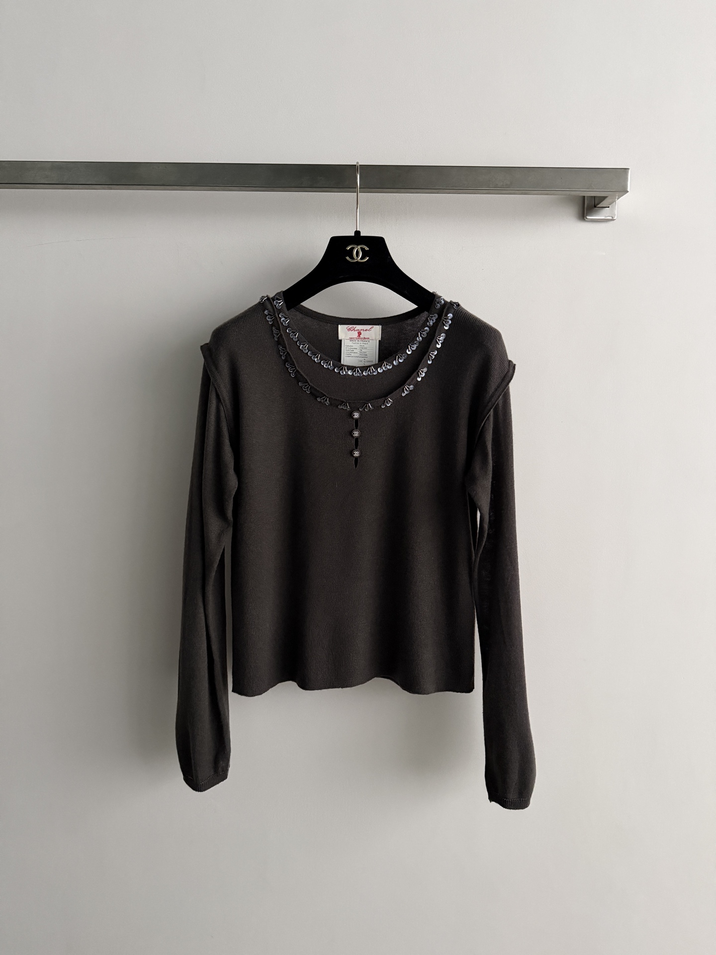 NO:947161,CHANE's latest beaded sequined long-sleeved top is made of soft fabric, skin-friendly and comfortable, suitable for close-fitting wear. The beaded sequined design on the neckline is full of French elegance. It is embellished with three buttons and full of details. The long sleeves are suitable for autumn and winter. They are OK to wear alone or as an inner layer. They are very gentle and versatile when paired with casual pants and skirts. It can be easily used for commuting, shopping and daily life, practical and beautiful!  SML,Chanel-clothing,chanel,chanel,skirts,19860909CHANE*新款钉珠亮片长袖上衣,柔软面料,亲肤舒适,适合贴身穿着.领口钉珠亮片设计,法式优雅感满满,三颗纽扣点缀,细节感十足.长袖适合秋冬,单穿或内搭都很OK,搭配休闲裤、半身裙都很温柔百搭～通勤、逛街、日常都能轻松驾驭,实用又美观！SML,香奈儿-服装,chanel,chanel,skirts,,Women's clothing