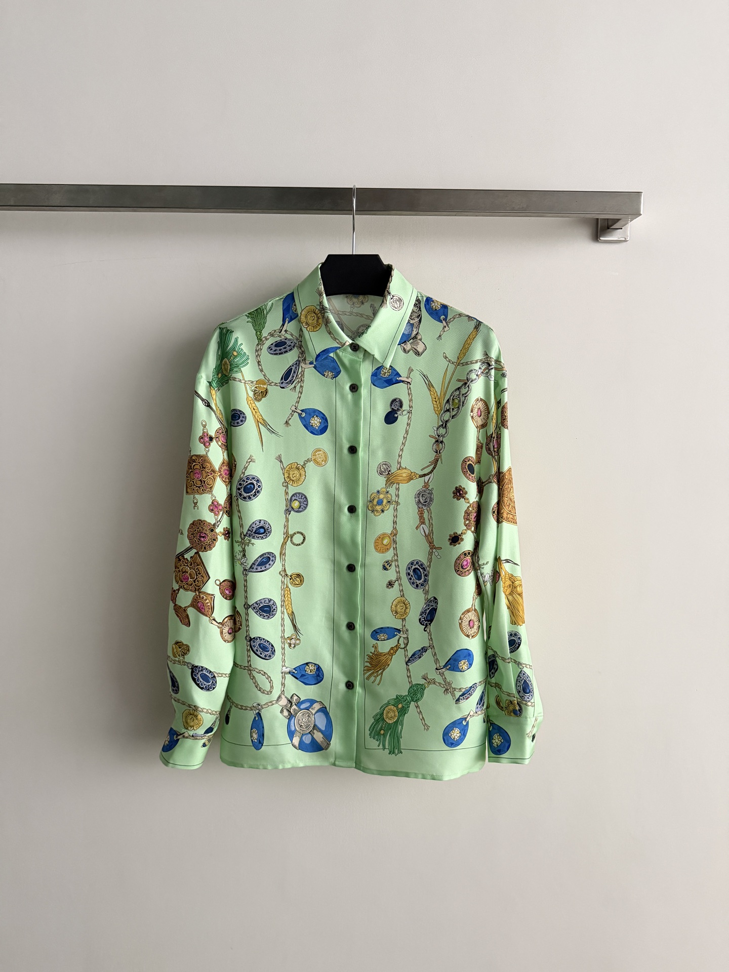 NO:947179,Versac's latest resort series green silk printed shirt is made of mulberry silk, which feels silky smooth, light and breathable, and is super comfortable to wear in summer!  Retro jewelry print + green background, noble and romantic. It can be easily worn in daily life or on vacation. Pair it with white jeans for a perfect atmosphere!  Silk has its own coolness and is suitable for both indoor and outdoor use. It is an eye-catching choice for summer wear. SML, Versace-clothing, versace, versace, jeans, shirts, real silk,19860909Versac*新款度假系列绿色真丝印花衬衫,采用桑蚕丝,触感丝滑,轻盈透气,夏天穿超舒服！复古珠宝印花+绿色底色,贵气又浪漫.日常或度假都能轻松驾驭,搭配白牛仔裤氛围感满分！真丝自带凉感,室内外都适合,是夏季穿搭的亮眼选择SML,范思哲-服装,versace,versace,jeans,shirts,real silk,,Women's clothing