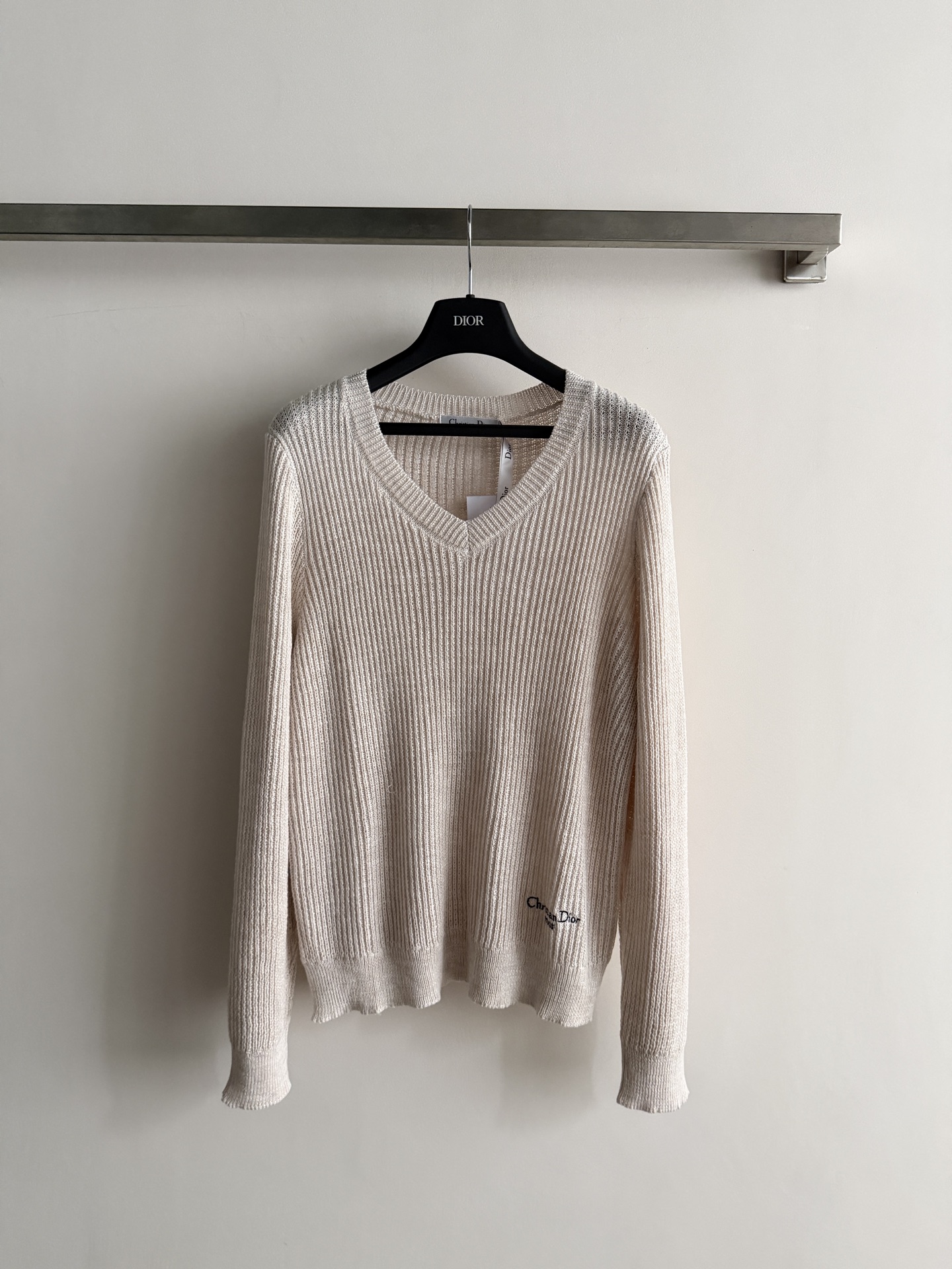NO:947262,DIO*'s new V-neck sweater, soft knitted fabric, simple design, V-neck modifies the neck line, makes the face smaller, long sleeves with logo letter embroidery on the hem are suitable for autumn wear, warm and light. Comfortable and not flattering, can be easily managed for commuting and leisure. Paired with jeans or skirts, you can easily get a lazy and elegant style~SML, Dior-clothing, dior, dior, skirts, jeans,19860909DIO*新款V领针织衫,柔软针织面料,简约设计,V领修饰颈部线条,显脸小,下摆logo字母刺绣长袖适合秋季穿搭,保暖又轻盈.舒适不挑身材,通勤休闲都能轻松驾驭.搭配牛仔裤或半身裙,轻松get慵懒优雅风～SML,迪奥-服装,dior,dior,skirts,jeans,,Women's clothing