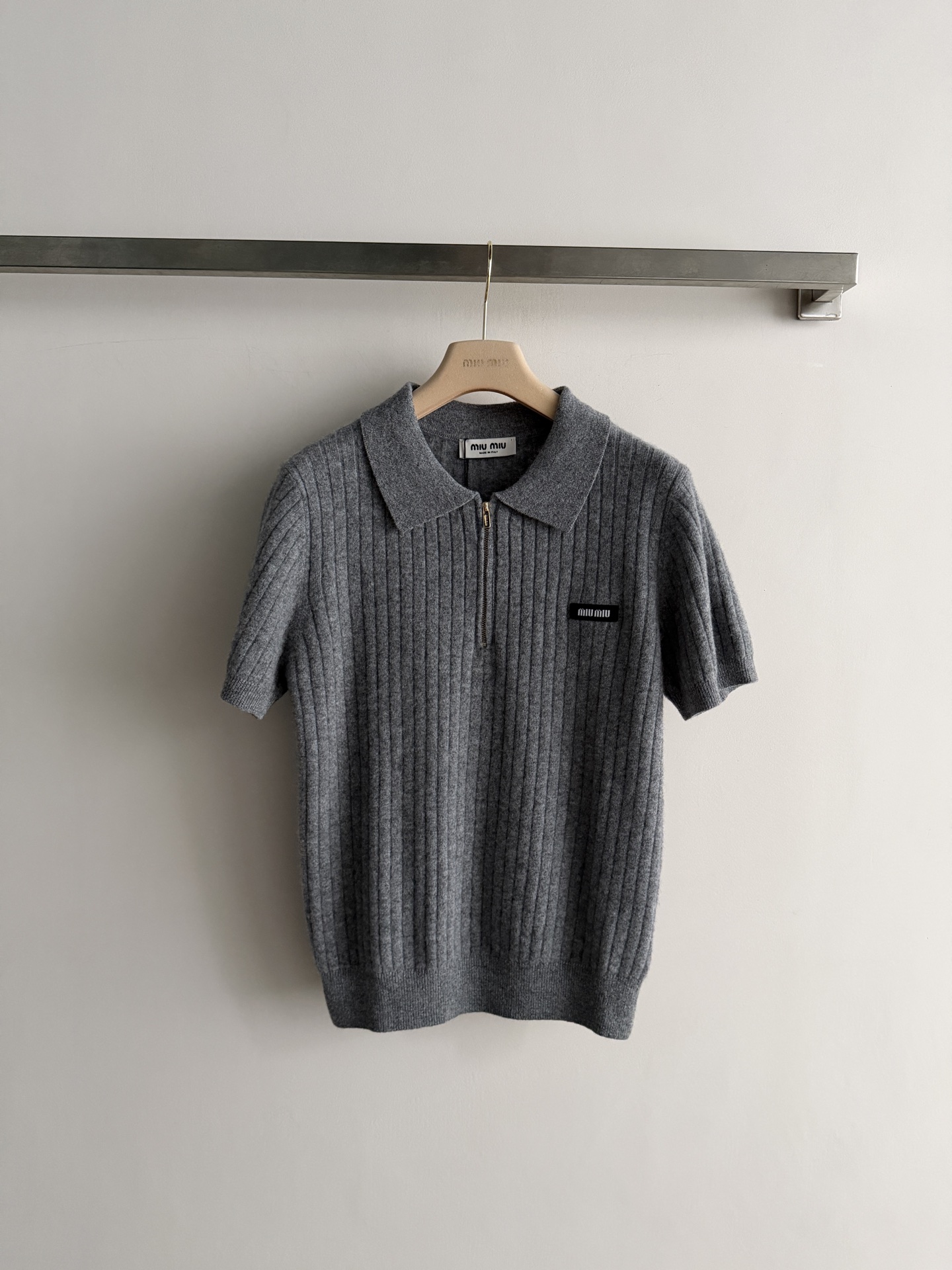 NO:947279,MIUMI's latest gray knitted Polo short sleeves, vertical stripe texture + half zipper design, simple and detailed!  The small logo embroidery on the chest is low-key and recognizable. The knitted fabric is breathable and comfortable, perfect for spring and summer ~ The gray tone is versatile and can be easily used for commuting and leisure. It looks great with jeans or trousers. It can be intellectually elegant or smart and academic style. It can be easily achieved ~ SML, Miu Miu-clothing, miumiu, jeans, T-shirt,19860909MIUMI*新款灰色针织Polo短袖,竖条纹肌理+半拉链设计,简约又有细节感！胸前小徽标刺绣,低调又有辨识度.针织面料透气舒适,春夏穿超合适～灰色调百搭,通勤、休闲都能轻松驾驭,搭配牛仔裤或西裤都很出彩知性优雅or高智学院风都能轻松拿捏～SML,缪缪-服装,miumiu,jeans,T-shirt,,Women's clothing