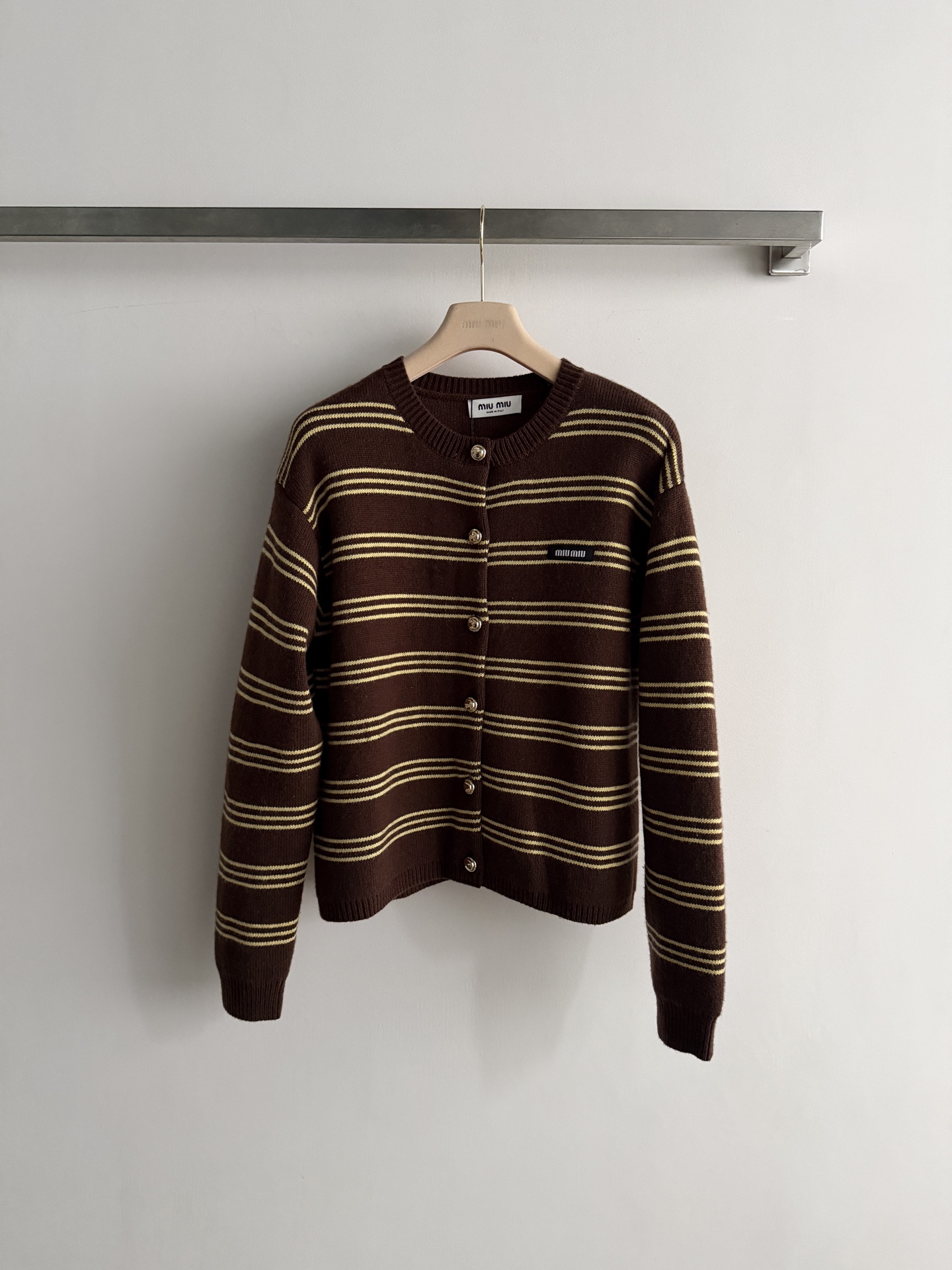 NO:947215,MiuMi*26 early autumn caramel striped sweater cardigan cashmere blended fabric is soft, waxy and warm!  The caramel yellow stripes bring a retro atmosphere with the iconic letters on the chest. The small gold buckle on the placket has exquisite details, and the short version shows great proportions!  It is very versatile. It can be worn alone with jeans or corduroy straight pants to create a lazy and relaxed feeling. It can also be worn as an inner layer under a coat or windbreaker to add a sense of layering and gentle intellectual style. Just need to wear it in early autumn. SML-, Miu Miu-clothing, miumiu, jeans, sweaters,19860909MiuMi*26早秋焦糖条纹毛衣开衫羊绒混纺面料 软糯保暖！焦糖黄条纹自带复古氛围胸前标志性字母点缀 门襟小金扣细节精致,短款版型巨显比例！非常百搭,既可以单穿搭配牛仔裤或灯芯绒直筒裤打造慵懒松弛感,也可以作为内搭叠穿在大衣或风衣里,增加层次感温柔知识分子风 早秋刚需穿搭SML-,缪缪-服装,miumiu,jeans,sweaters,,Women's clothing