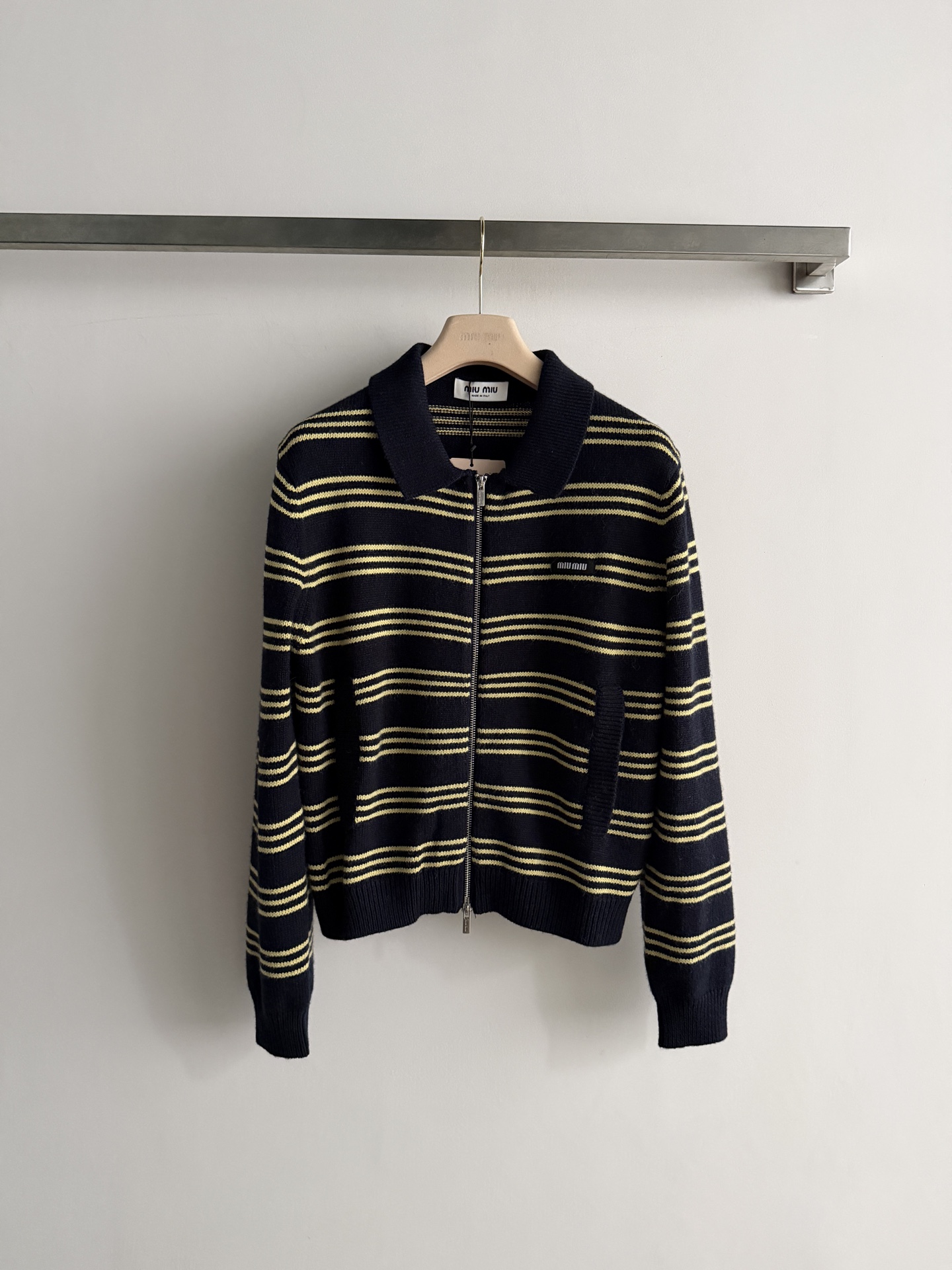NO:947224,MiuMi*26 early Polo knitted cardigan cashmere blended fabric is soft, waxy and warm!  The contrasting stripes are retro and white, with a sense of old-money relaxation. The iconic letters on the chest are embellished to highlight the brand's regular fit. The double-ended metal zipper can be fully opened/half-opened. It is very versatile and can be worn alone or as an outer layer. It can easily create a lazy and relaxed feeling. Just need to wear it in early autumn. SML-, Miu Miu-clothing, miumiu,19860909MiuMi*26早Polo针织开衫羊绒混纺面料 软糯保暖！撞色条纹复古显白,自带老钱松弛感 胸前标志性字母点缀 彰显品牌调性常规版型 双头金属拉链可全开/半拉,非常百搭,既可以单穿也可外搭 轻松打造慵懒松弛感,早秋刚需穿搭SML-,缪缪-服装,miumiu,,Women's clothing
