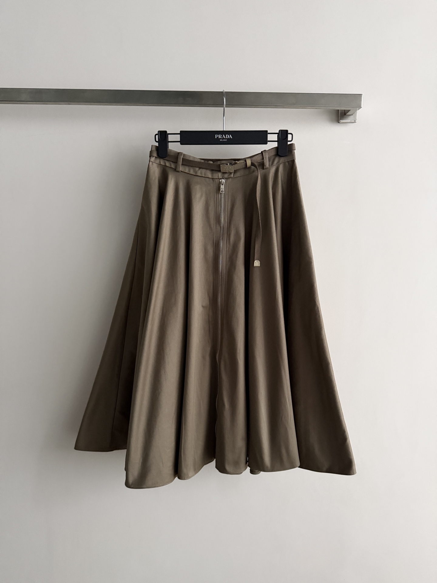 NO:947235,Prad's latest belt zipper skirt, made of soft and comfortable cotton fabric, perfect for spring and summer!  The high-waisted A-line version + center-front zipper makes it easy to put on and take off, and the belt design is practical and detailed. The retro Maillard color scheme makes it easy to wear for both commuting and leisure. It looks great with knitted cardigans or work jackets, and is fashionable and versatile!  SML,Prada-clothing,prada,prada,skirts,jackets & coats,19860909Prad*新款腰带拉链半身裙,棉质面料柔软舒适,春夏穿超合适！高腰A字版型+前中拉链,穿脱方便,腰带设计实用又有细节感.复古美拉德配色,通勤休闲都能轻松驾驭,搭配针织开衫或工装夹克都很出彩,时髦又百搭！ＳＭＬ,普拉达-服装,prada,prada,skirts,jackets & coats,,Women's clothing
