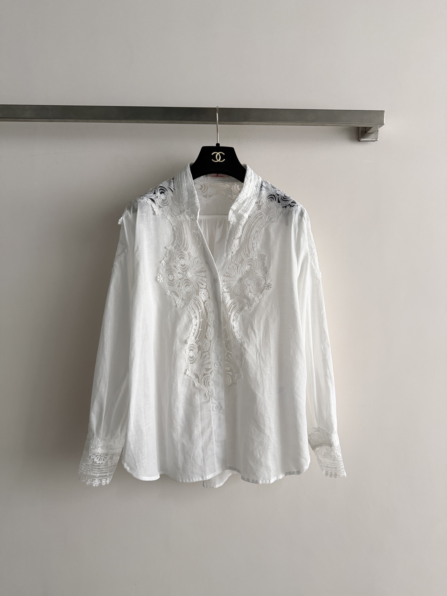 NO:947254,CHANE's latest French lace embroidered ramie shirt is made of natural ramie, breathable and comfortable, perfect for summer and autumn!  V-neck + jacquard lace embroidery, the French romantic atmosphere is full of loose fit, which is super friendly to the body, durable and textured. It can be easily controlled for daily commuting and vacation. Pair it with jeans or skirts, it is gentle and elegant and can be switched at will ~ SML, Chanel-clothing, chanel, chanel, skirts, jeans, shirts,19860909CHANE*新款法式蕾丝刺绣苎麻衬衫,采用天然苎麻,透气又舒适,夏天秋天穿超合适！V领+提花蕾丝刺绣,法式浪漫氛围感拉满宽松版型对身材超友好,耐穿又有质感.日常通勤、度假都能轻松驾驭,搭配牛仔裤或半裙,温柔优雅随心切换～SML,香奈儿-服装,chanel,chanel,skirts,jeans,shirts,,Women's clothing