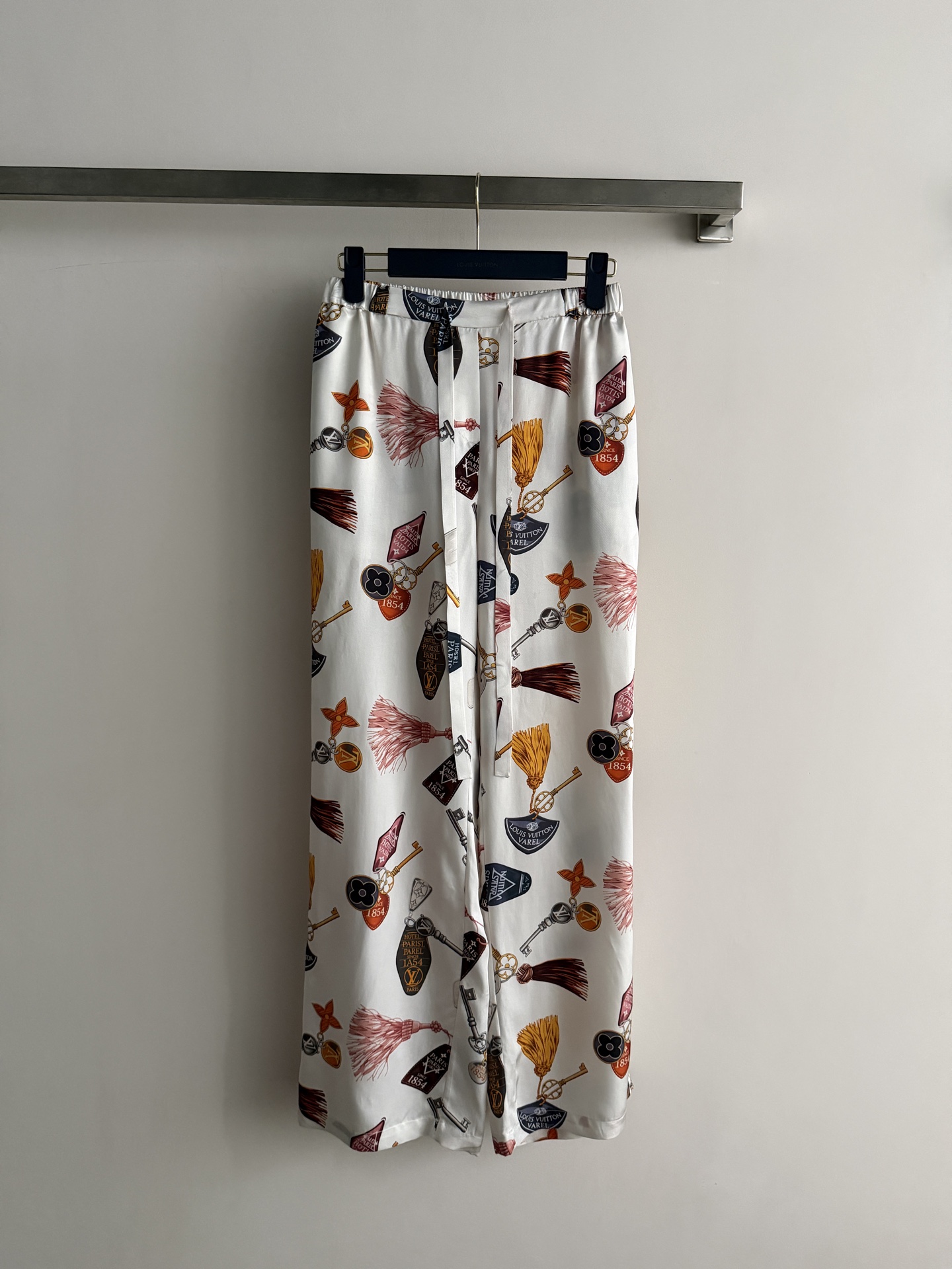NO:947271,LouisVuitto's latest series of drawstring wide-leg pants are made of light and breathable silk fabric, which is super comfortable to wear in summer!  There are key elements in the retro print, which is full of hand-painted feeling, fun and nostalgic. The loose straight version modifies the leg shape and is suitable for daily leisure or vacation. It looks great when paired with a series of shirts to easily create a lazy and relaxed feeling. SML, Louis Vuitton-clothing, louis vuitton, louis vuitton, shirts, real silk,19860909LouisVuitto*新款系列抽绳阔腿裤采用轻薄透气真丝面料,夏天穿超舒服！复古印花里有钥匙元素,手绘感满满,趣味又怀旧.宽松直筒版型,修饰腿型,日常休闲或度假都很适合.搭配系列衬衫就很出彩,轻松打造懒庸松弛感SML,路易威登-服装,louis vuitton,louis vuitton,shirts,real silk,,Women's clothing