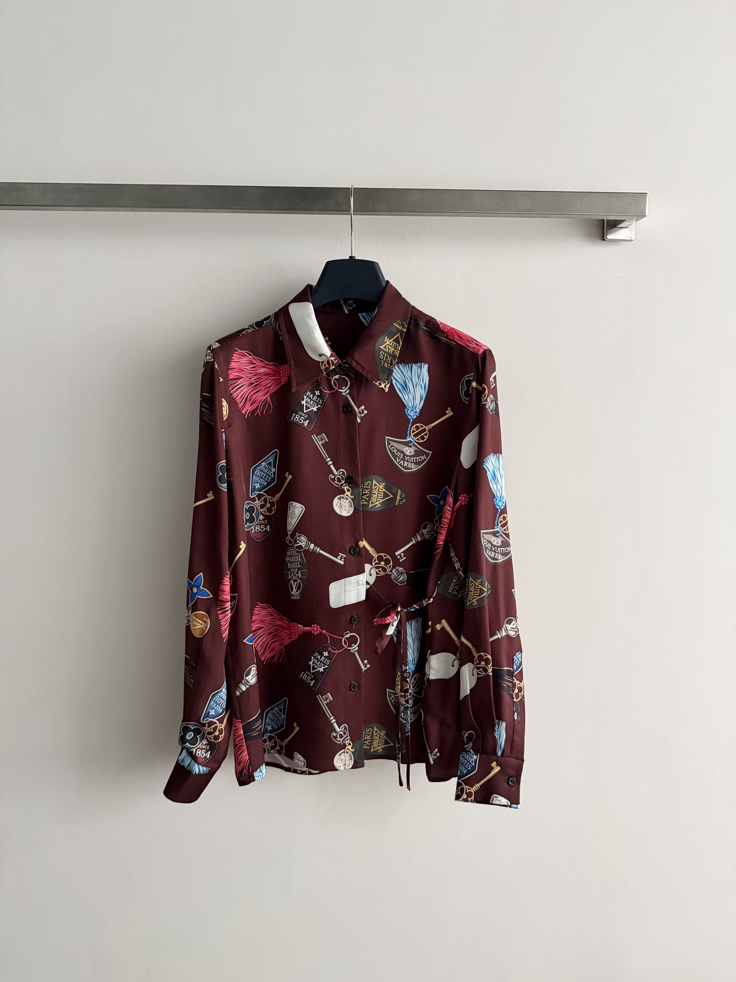 NO:947290,LouisVuitto*26 new silk fabric Flight Mode series key-printed long-sleeved shirt, reddish-brown color is covered with printed keys, shields and other retro elements, high-end and elegant!  It can be used for daily outings and leisure, and you can easily get a sense of elegance and fashion!  SML,Louis Vuitton-clothing,louis vuitton,louis vuitton,shirts,real silk,19860909LouisVuitto*26新款真丝面料Flight Mode 系列的钥匙印花长袖衬衫,红棕色系布满印钥匙、盾牌等复古元素,高端大气！日常出街、休闲都能驾驭,轻松get贵气时髦感！ＳＭＬ,路易威登-服装,louis vuitton,louis vuitton,shirts,real silk,,Women's clothing