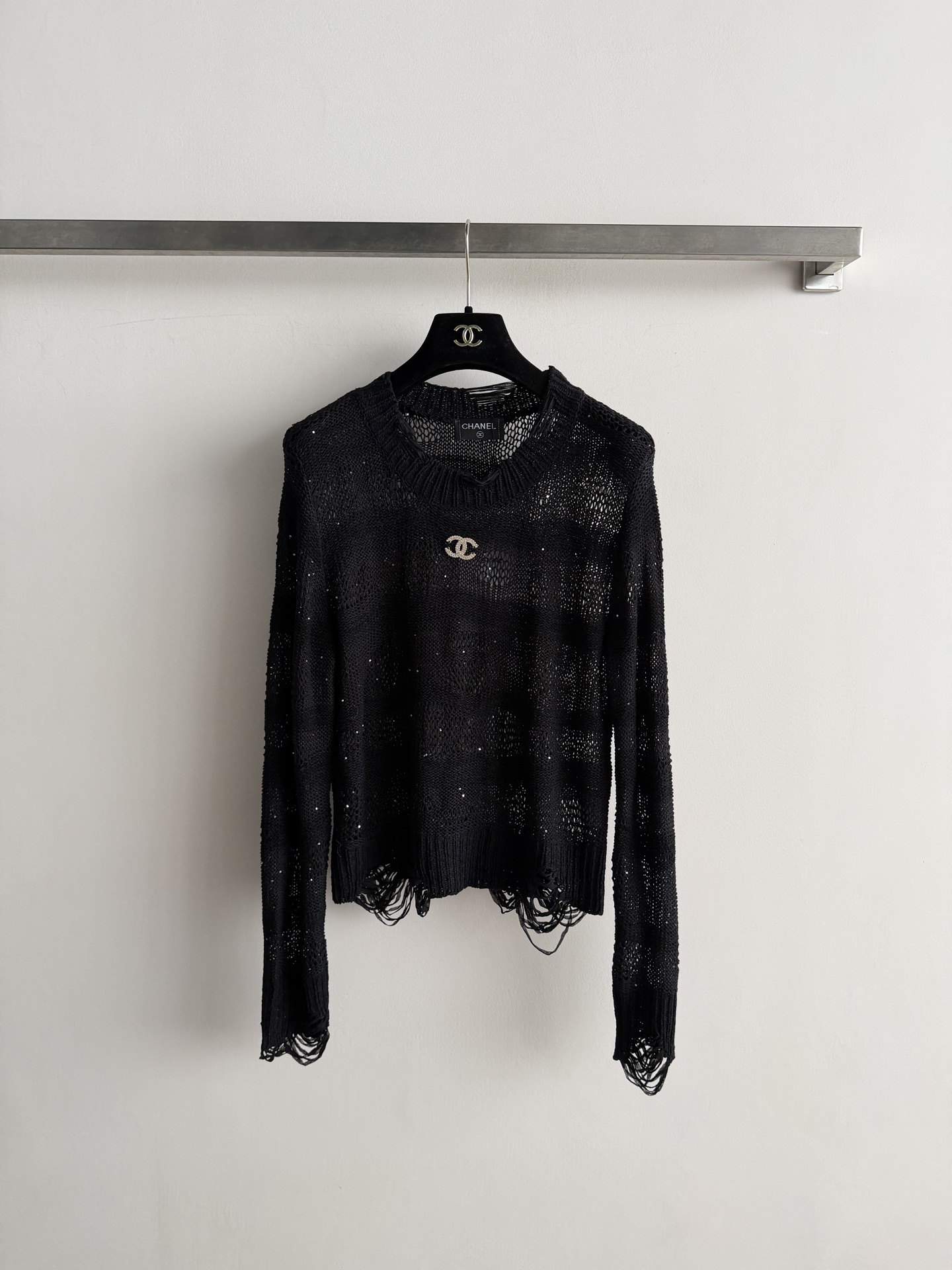 NO:944208,CHANE's latest ripped hollow sweater is made of soft knitted material, with distressed hole designs on the body and cuffs, making it super personalized!  The double C metal logo on the chest is super eye-catching, and the round neck is simple and versatile. It goes well with jeans or skirts, and it can easily create a lazy and casual style ~ It is suitable for daily casual and street wear, comfortable and recognizable ~ SML, Chanel-clothing, chanel, chanel, skirts, jeans,19860909CHANE*新款破洞镂空针织衫,采用柔软针织材质,衣身和袖口有做旧破洞设计,超有个性！胸前双C金属标志超吸睛,圆领简约百搭,随便配牛仔裤或半裙都很出彩,轻松打造慵懒随性风～日常休闲、街头穿搭都很适合,舒适又有辨识度～SML,香奈儿-服装,chanel,chanel,skirts,jeans,,Women's clothing