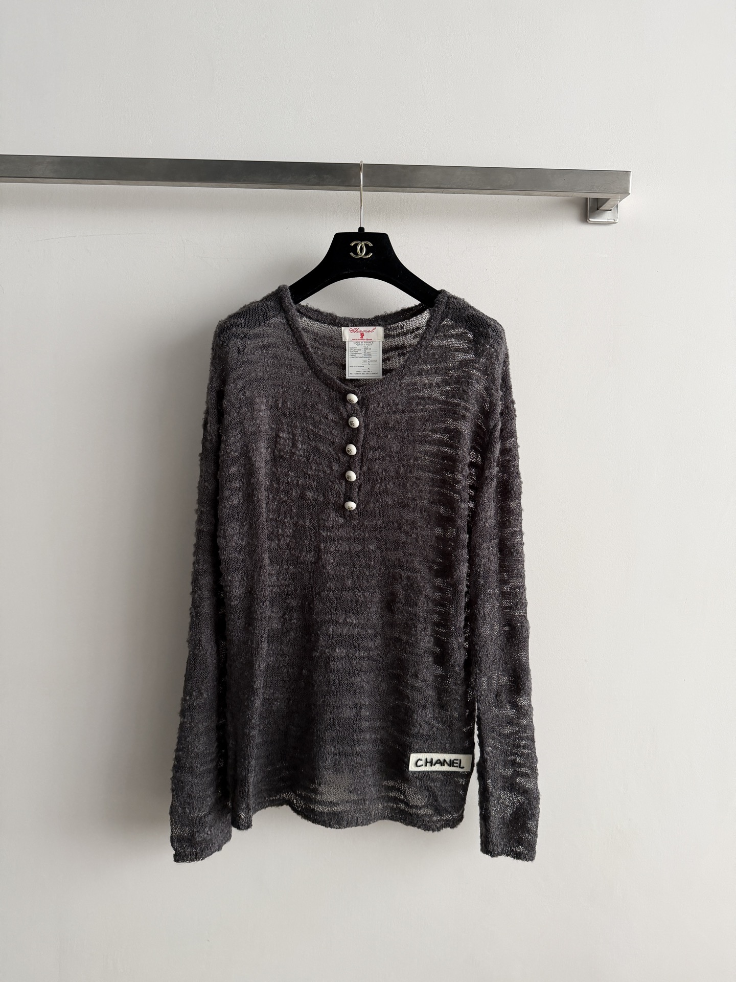 NO:944213,CHANE*26 new early autumn long-sleeved tops are designed with a round neck and a half placket, and are equipped with buttons of the same color. The style is casual and has a retro feel. The fabric has an obvious texture. The texture is light and breathable, and has a certain micro-transparent effect. It is very suitable for late summer and early autumn wear. SML-868260, Chanel-clothing, chanel, chanel,19860909CHANE*26早秋新款长袖上衣采用圆领半开襟设计,配同色系纽扣,风格休闲且带有复古感面料有明显的纹理感 质地轻薄透气,具有一定的微透效果,非常适合作为夏末秋初的穿搭SML-868260,香奈儿-服装,chanel,chanel,,Women's clothing