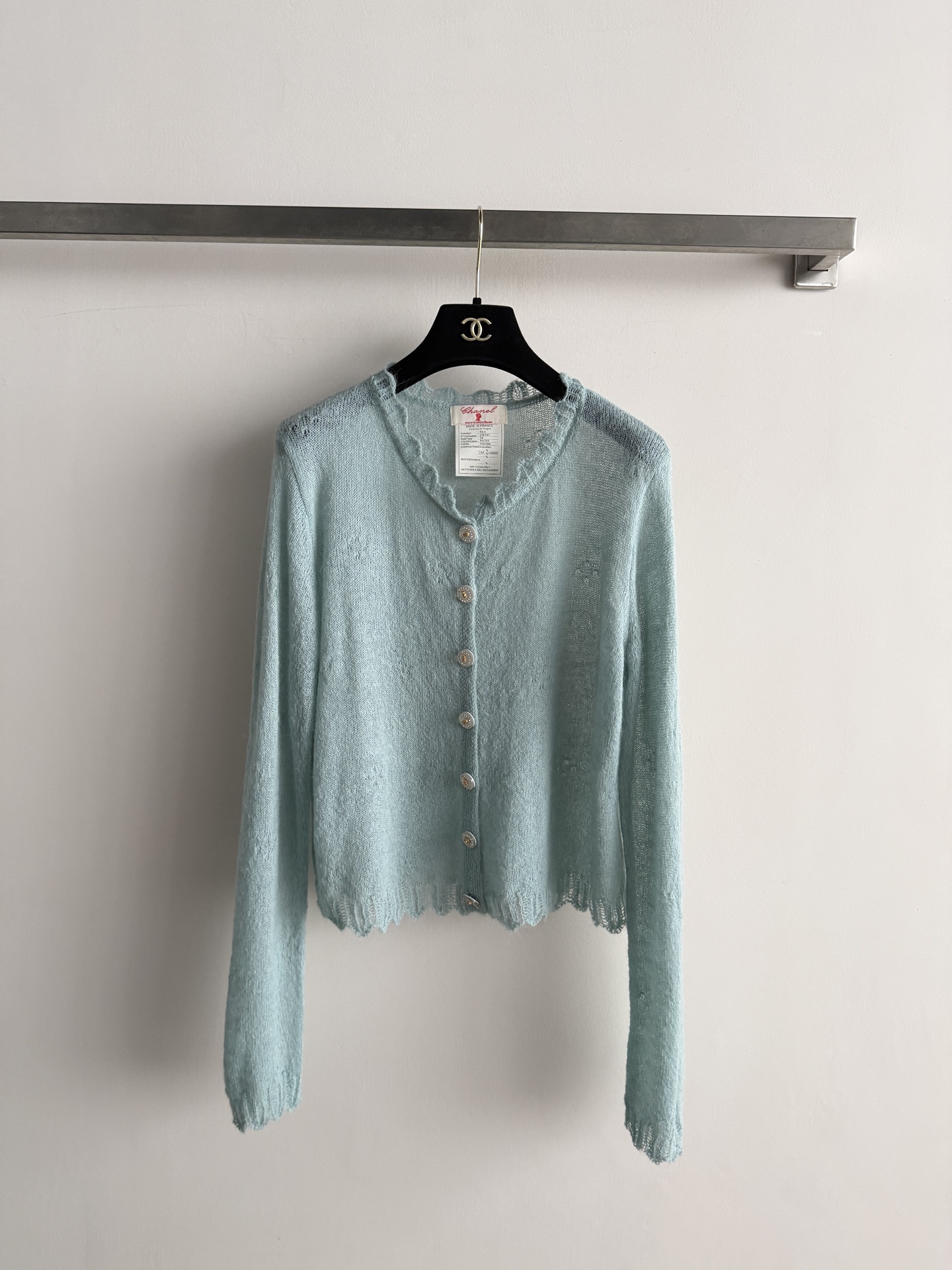 NO:944215,CHANE*26 early autumn new cardigan with small V-neck ruffle design and cut to modify the neck line, the upper body is gentle, white and slimming without being bloated. The upper body can be worn alone or layered neatly, and the elegant atmosphere directly fills the SML-, Chanel-clothing, chanel, chanel,19860909CHANE*26早秋新款开衫小V领荷叶边设计裁剪 修饰颈部线条,版型上身温柔显白显瘦不臃肿 上身单穿或内搭都利落,优雅氛围感直接拉满SML-,香奈儿-服装,chanel,chanel,,Women's clothing