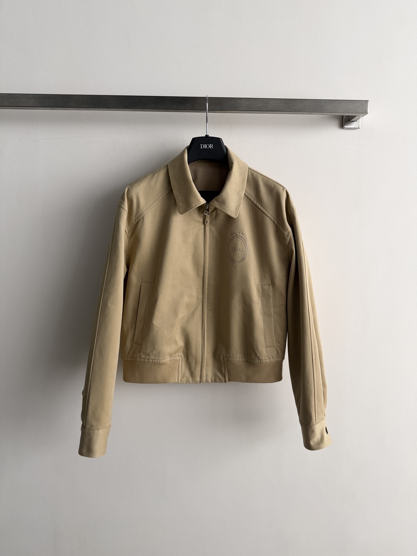 NO:947233,Dio's latest khaki retro jacket, short cut + lapel zipper design, brand embroidery on the chest is very recognizable!  The pockets on both sides are practical and retro, full of British style, and can be easily used for commuting and leisure. The khaki color has low saturation and is versatile regardless of skin color. It is great to wear alone or layered in early autumn, and it is easy to create a high-end style. SML, Dior-clothing, dior, dior, jackets & coats,19860909Dio*新款卡其色复古夹克,短款剪裁+翻领拉链设计,胸前品牌刺绣超有辨识度！两侧口袋实用又复古,英伦风满满,通勤休闲都能轻松驾驭.卡其色低饱和度,百搭不挑肤色,早秋单穿或叠搭都很出彩,轻松打造高级感穿搭风格SML,迪奥-服装,dior,dior,jackets & coats,,Women's clothing