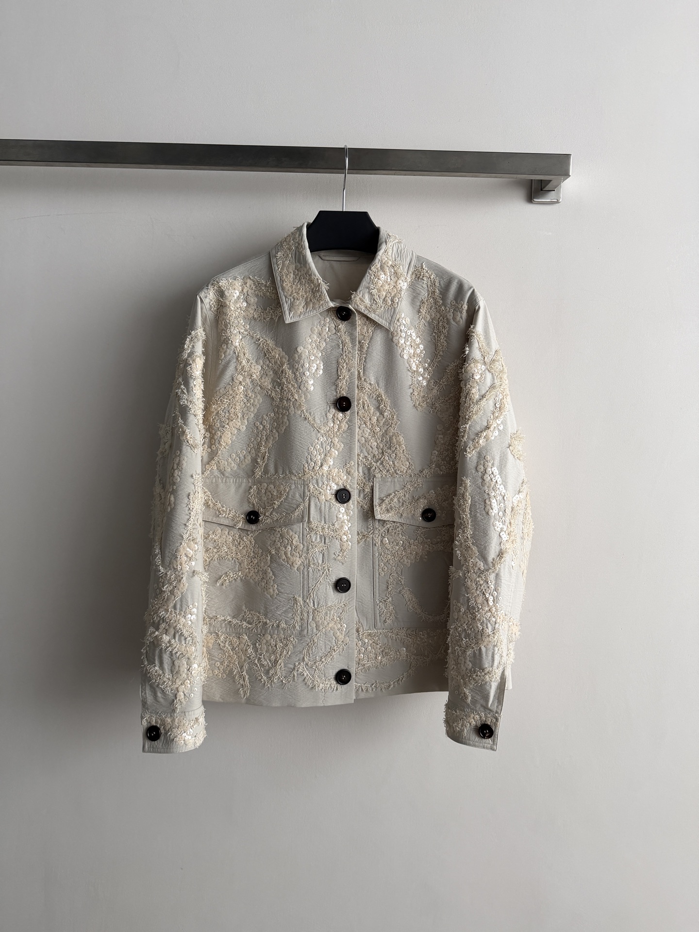 NO:944225,Brunello Cucinell*26FW new heavy-duty jacket is made of heavy hand-crafted crochet inlay technology. Each piece of fine glitter is carefully woven and positioned to form a three-dimensional relief texture!  Sequins and silk threads are layered on top of each other. Tiny starry lights will flash under the sun. The three-dimensional silhouette is cut with a strong and stylish upper body that has a relaxed and advanced sense of laziness. It comes with a high-light filter when walking, which is suitable for commuting, the workplace, and daily life. It is full of intellectual gentleness and has a sense of quality and design. SML-, women's clothing, brunello cucinelli, jackets & coats,19860909Brunello Cucinell*26FW新款重工外套采用重工艺手工钩花镶嵌工艺制成,每一片细密的闪片都被精心编织定位,形成了立体的浮雕肌理！亮片与丝线层层叠加 阳光下会闪出细碎星河光 立体感超强廓形的版型剪裁 上身硬挺有型 自带松弛的高级慵懒感~ 走路都自带高光滤镜适合通勤、职场、日常都能轻松驾驭,知性温柔氛围感拉满～品质与设计感兼具SML-,女装,brunello cucinelli,jackets & coats,,Women's clothing