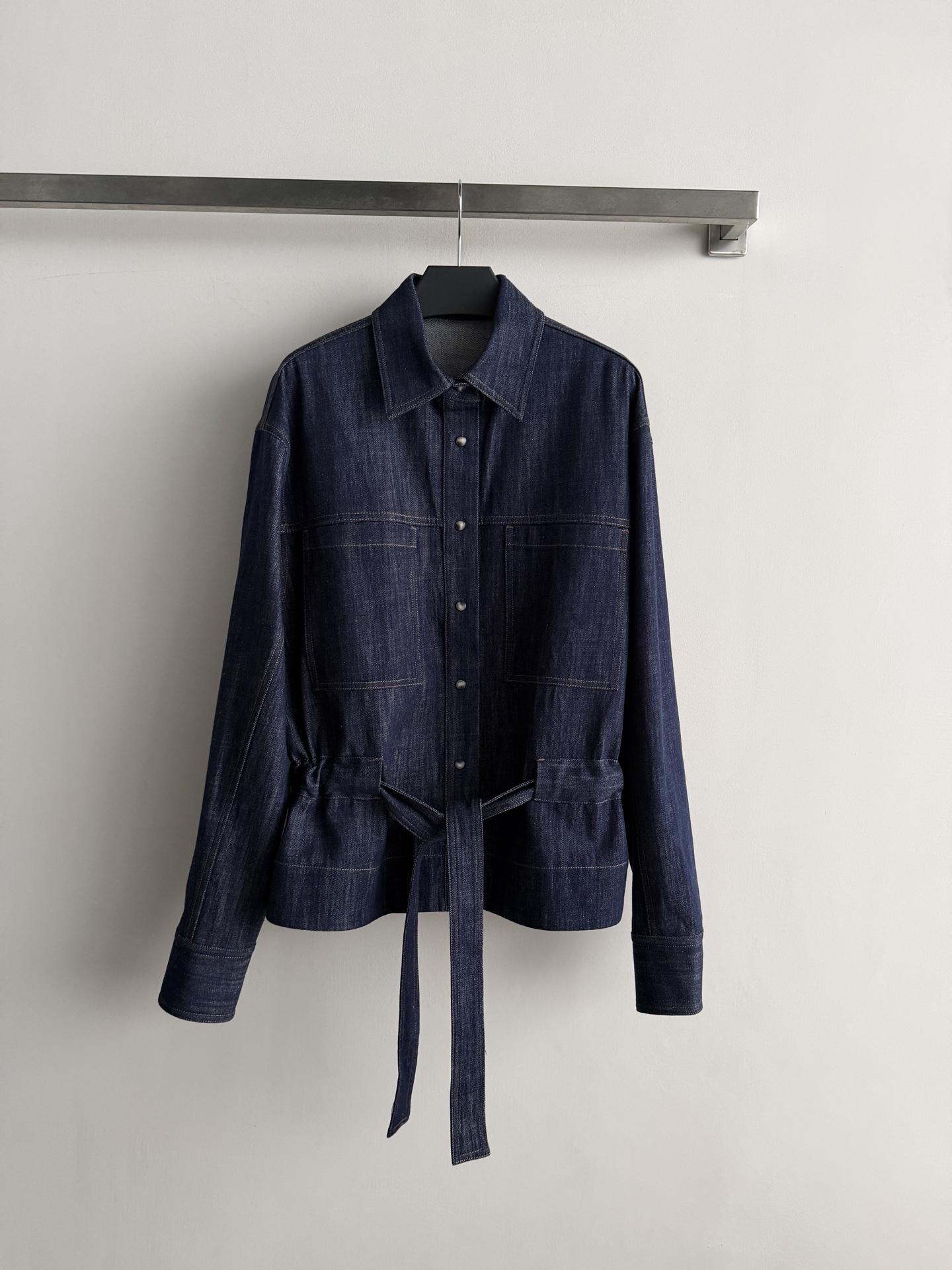 NO:947243,Brunello Cucinelli 26FW new denim jacket has a classic lapel shirt style, round metal buttons on the front, double patch pockets on the chest, and a waistband made of the same fabric that can be freely adjusted to highlight a better body proportion!  Dropped sleeves are cut, and the cuffs are buttoned. The whole body is washed and distressed, and the dark blue tone has a retro feel. SML-, women's clothing, brunello cucinelli, jackets & coats, shirts,19860909Brunello Cucinelli26FW新款牛仔外套经典翻领衬衫版型,前襟排布圆形金属纽扣,胸口双贴袋设计,同面料腰带可自由调节腰线凸显更好的身材比例！落肩袖剪裁,袖口纽扣收束.整体水洗做旧处理,深蓝调自带复古感SML-,女装,brunello cucinelli,jackets & coats,shirts,,Women's clothing
