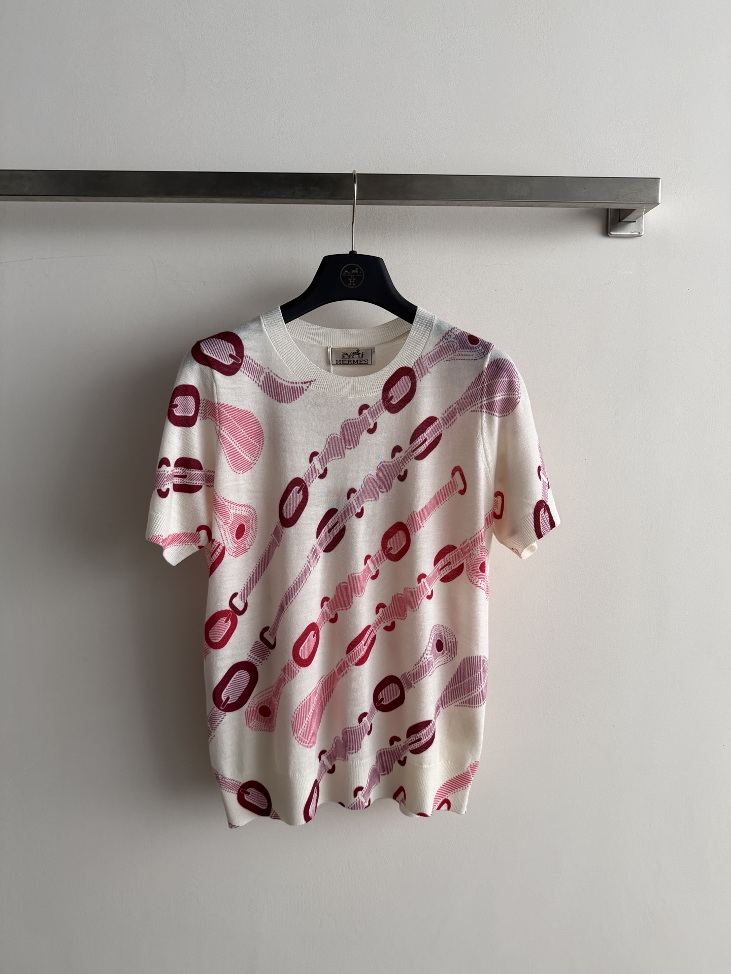 NO:947307,The Hermè 'Coaching Remix' series of printed knitted short-sleeved tops are made of soft and comfortable fabrics, and are very friendly for daily wear. The brand's iconic horsebit pattern is printed all over the body, and the pink and purple colors are super recognizable. The regular fit + ribbed round neck are casual and fashionable, and you can easily create a high-end daily look!  SML,Hermes-clothing,coach,hermes,hermes,T-shirt,19860909Hermè “Coaching Remix”系列印花针织短袖上衣,面料柔软舒适,日常穿着超友好.衣身满印品牌标志性马衔扣图案,粉紫色调超有辨识度.常规版型+罗纹圆领,随性又时髦,轻松打造高级感日常look！SML,爱马仕-服装,coach,hermes,hermes,T-shirt,,Women's clothing
