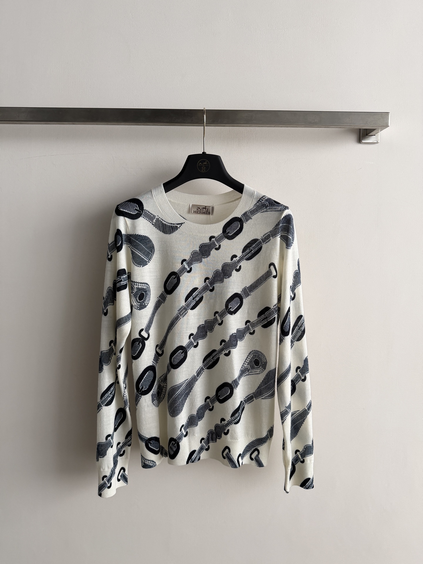 NO:947316,The Hermè 'Coaching Remix' series of printed knitted long-sleeved tops are made of soft and comfortable fabrics and are very friendly for daily wear. The brand's iconic horsebit pattern is printed all over the body, and the color is high-end and highly recognizable. The regular fit + ribbed crew neck are casual and fashionable, making it easy to create a high-end daily look!  SML,Hermes-clothing,coach,hermes,hermes,19860909Hermè “Coaching Remix”系列印花针织长袖上衣,面料柔软舒适,日常穿着超友好.衣身满印品牌标志性马衔扣图案,色调高级超有辨识度.常规版型+罗纹圆领,随性又时髦,轻松打造高级感日常look！SML,爱马仕-服装,coach,hermes,hermes,,Women's clothing