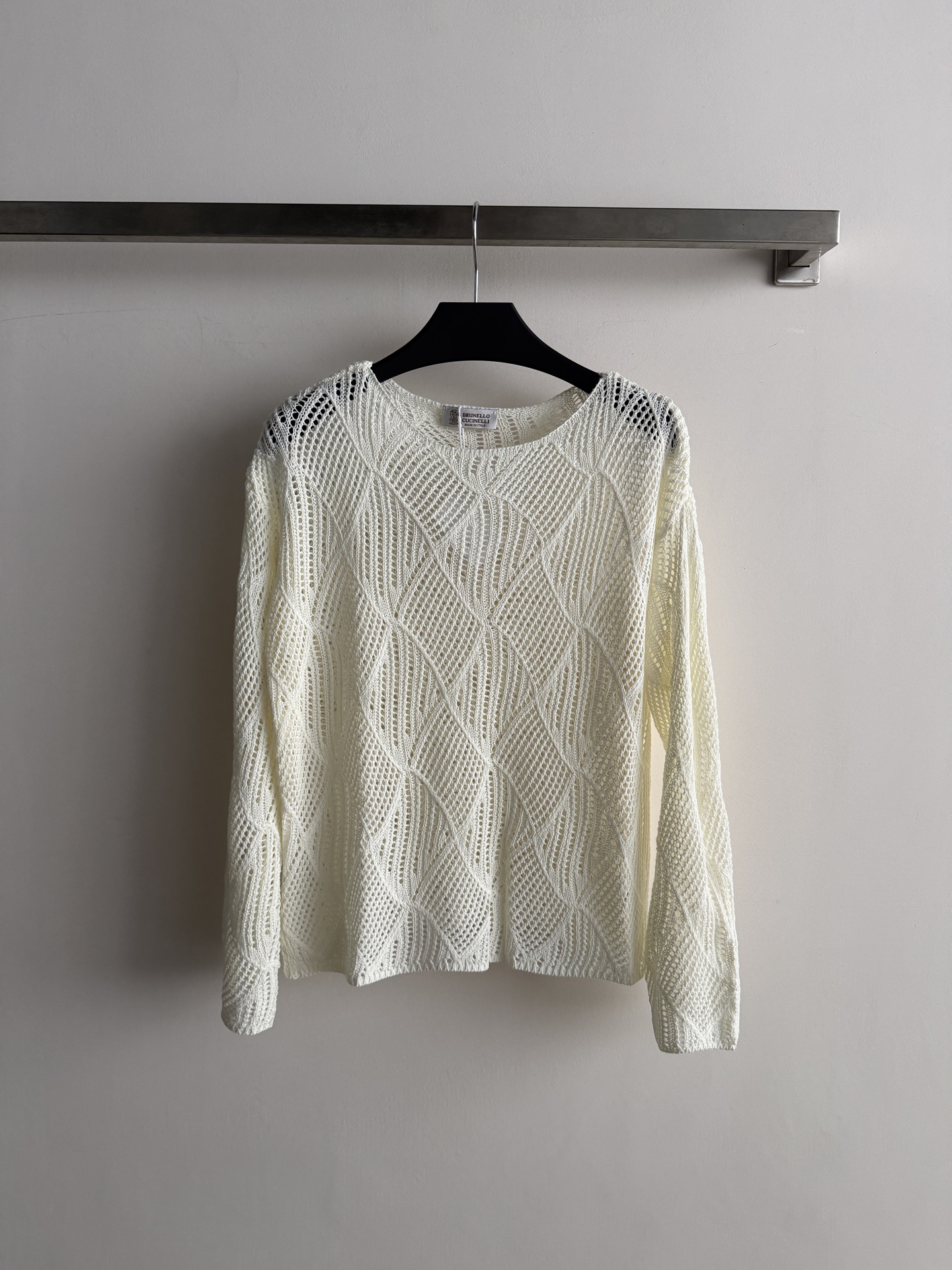 NO:947333,Brunello Cucinell*26 new early autumn knitted blouse adopts a dense and dense rhombus-shaped micro-hollow texture, making it light and unrestricted to wear!  The sun shines with a hazy filter, and the loose fit is tolerant to all body shapes, covering the flesh and being casual!  Wear it with suspenders for a cool feeling. When layered over a shirt or dress, you instantly become an atmospheric goddess. You can wear it for commuting and dating. It is a perfect atmospheric artifact~SML-, women's clothing, brunello cucinelli, skirts, shirts,19860909Brunello Cucinell*26早秋新款针织罩衫采用疏密有致的菱形微镂空感肌理,身穿着轻盈无束 ！阳光洒下来自带朦胧滤镜,宽松版型对各种身材都包容,遮肉又随性！外穿配吊带清冷感十足,叠穿在衬衫或连衣裙外秒变氛围感女神通勤约会都能穿,妥妥的氛围感神器～SML-,女装,brunello cucinelli,skirts,shirts,,Women's clothing