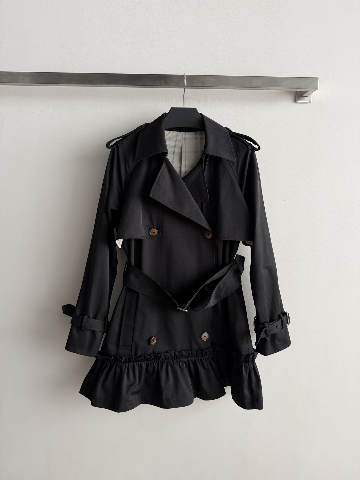 NO:947365,Burberr*'s new ruffled waist windbreaker has a classic double-breasted + lapel + rain shield design. It has a belt to tighten the waist. The hem is spliced with a circle of ruffled pleats. The lining is the brand's iconic plaid. The fabric is cotton windproof fabric with a certain degree of stiffness. This ruffled design is the finishing touch - bringing the handsomeness of the traditional windbreaker to life.  It is combined with feminine softness, and the pleats at the hem make the whole dress very agile when walking. The matching idea is also very mature. Pair it with high-waisted wide-leg pants + pointed shoes - short at the top and long at the bottom. Pairing a khaki windbreaker with white or beige pants is very loose. Pair it with high-waisted straight jeans + loafers - more casual, a windbreaker and jeans are perfect.  DNA's formula for relaxation. Wear bare legs with long boots - a more elegant direction. The ruffled hem echoes the skirt. It is very eye-catching when you go on a street date. Two-color SML, Burberry-clothing, burberry, loafers, boots, skirts, jeans,19860909Burberr*新款荷叶边收腰风衣,经典双排扣+翻领+挡雨片设计,腰部有腰带收腰,下摆拼接了一圈荷叶边褶皱,内衬是品牌标志性的格纹.面料是棉质防风面料,有一定挺度.这个荷叶边设计是点睛之笔——把传统风衣的帅气和女性化的柔美结合在了一起,下摆的褶皱让整件衣服走动起来很有灵动感.搭配思路也很成熟搭高腰阔腿裤+尖头鞋——上短下长,卡其色风衣配白色或米色裤子很松弛.搭高腰直筒牛仔裤+乐福鞋——更日常随性,风衣搭牛仔是刻进 DNA 的松弛公式.露腿穿配长靴——偏优雅的方向,荷叶边下摆和裙摆呼应,出街约会很出片.两色SML,博柏利-服装,burberry,loafers,boots,skirts,jeans,,Women's clothing