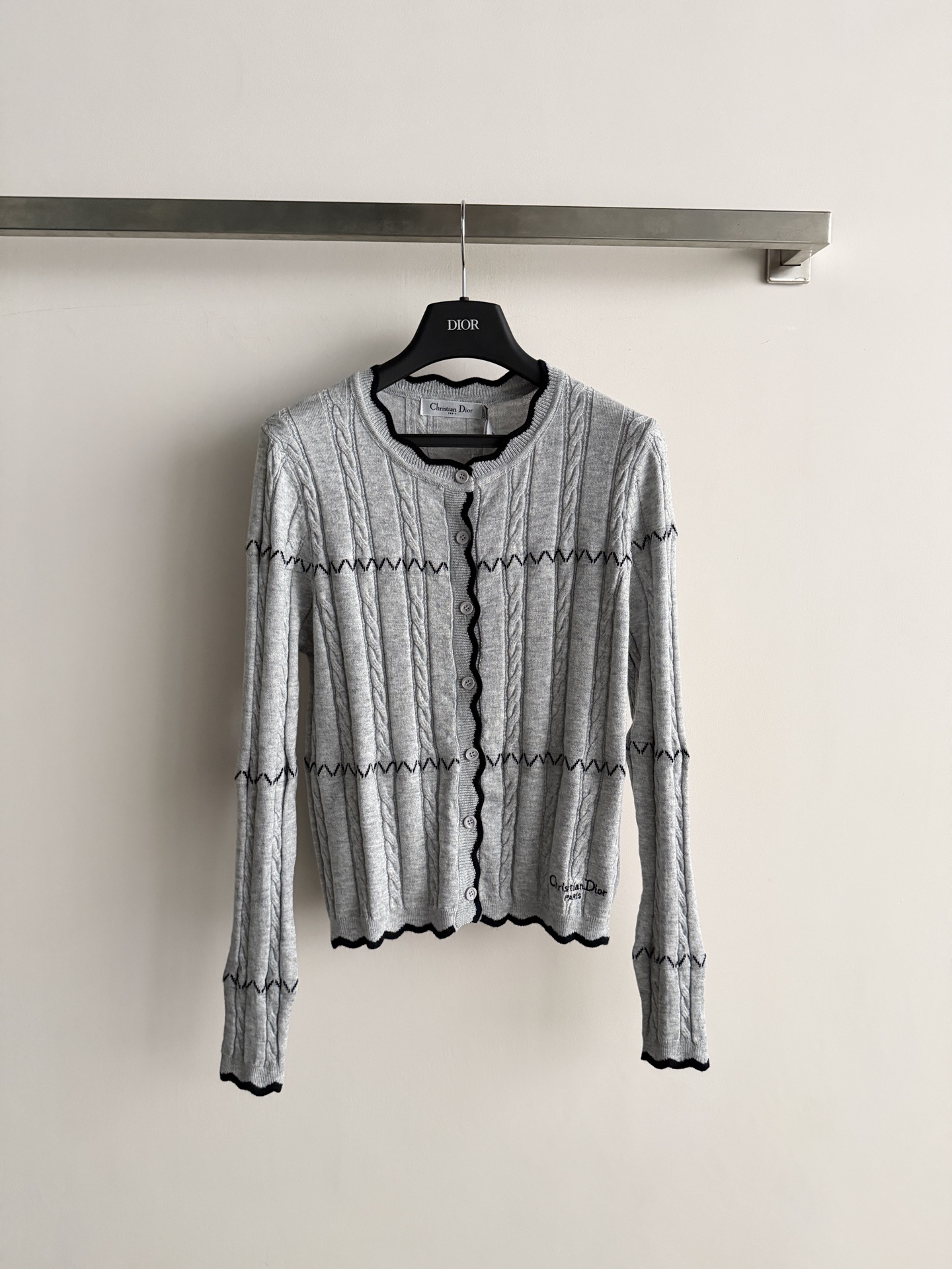 NO:947469,Dio*'s new twist knitted cardigan. Long-sleeved button style, twist knitted texture, body embellished with wavy details. Ribbed cuffs and hem. 'Christian Dior PARIS' embroidered logo on the left corner of the hem. The overall color scheme is clean and gentle, making it easy to wear French casual sex. Two-color SML, Dior-clothing, dior, dior,19860909Dio*新款麻花针织开衫.长袖纽扣款,麻花纹针织肌理,衣身点缀波浪纹细节.罗纹收袖口和下摆.下摆左角有'Christian Dior PARIS'刺绣标识.整体配色干净温柔,轻松穿出法式随性感.两色SML,迪奥-服装,dior,dior,,Women's clothing