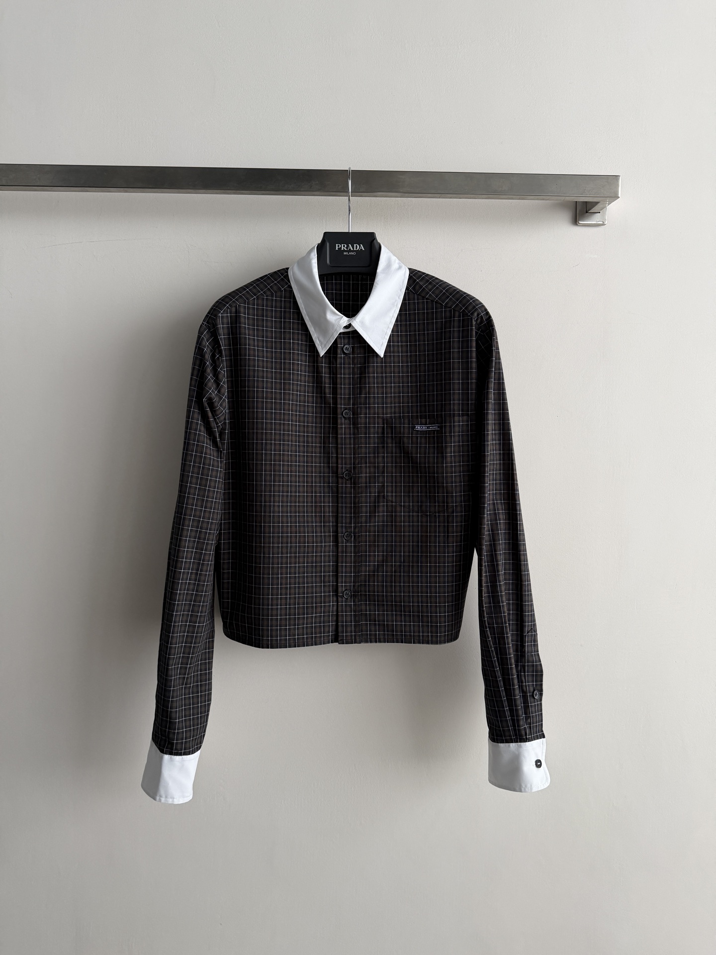 NO:947493,Prad* new plaid color-blocking shirt, plaid with white lapels and cuffs, simple and detailed. High-quality cotton fabric, comfortable and breathable to wear, very suitable for autumn and winter. Classic tailoring + brand logo, easy to control for business and leisure, it goes well with trousers or jeans and skirts, easy to create a high-end look SML, Prada-clothing, prada, prada, skirts, jeans, shirts,19860909Prad*新款格纹拼色衬衫,格纹搭配白色翻领和袖口,简约又有细节感.高品质棉面料,穿着舒适透气,秋冬季节超适合.经典剪裁+品牌标识,商务休闲都能轻松驾驭,搭配西裤或牛仔裤和半裙都很出彩,轻松打造高级感穿搭SML,普拉达-服装,prada,prada,skirts,jeans,shirts,,Women's clothing