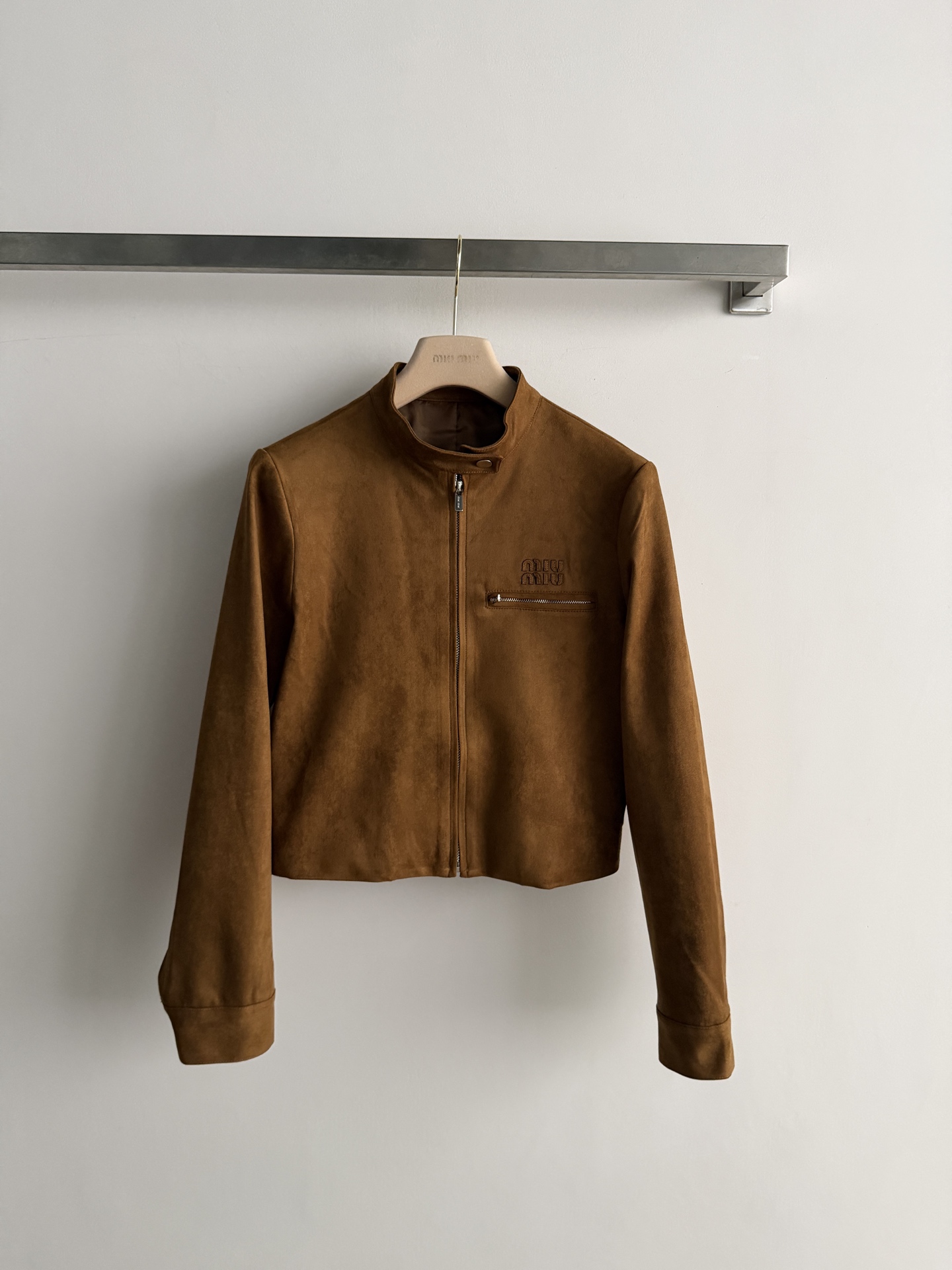 NO:947348,Miu Mi*FW's new caramel color short jacket. Stand-up collar zipper design, short fit. Miu Miu logo embossed on the zipper pocket on the left chest. Fabric suede, soft and velvet texture. Retro motorcycle atmosphere, handsome to wear alone in autumn and winter, with high-waisted pants to full proportion. SML, Miu Miu-clothing, miumiu, jackets & coats, chamois leather,19860909Miu Mi*FW新款焦糖色短款夹克.立领拉链设计,版型偏短收身.左胸拉链口袋压印Miu Miu logo.面料麂皮,质感柔软有绒感.复古机车气息,秋冬单穿帅气,搭高腰裤比例拉满.SML,缪缪-服装,miumiu,jackets & coats,chamois leather,,Women's clothing