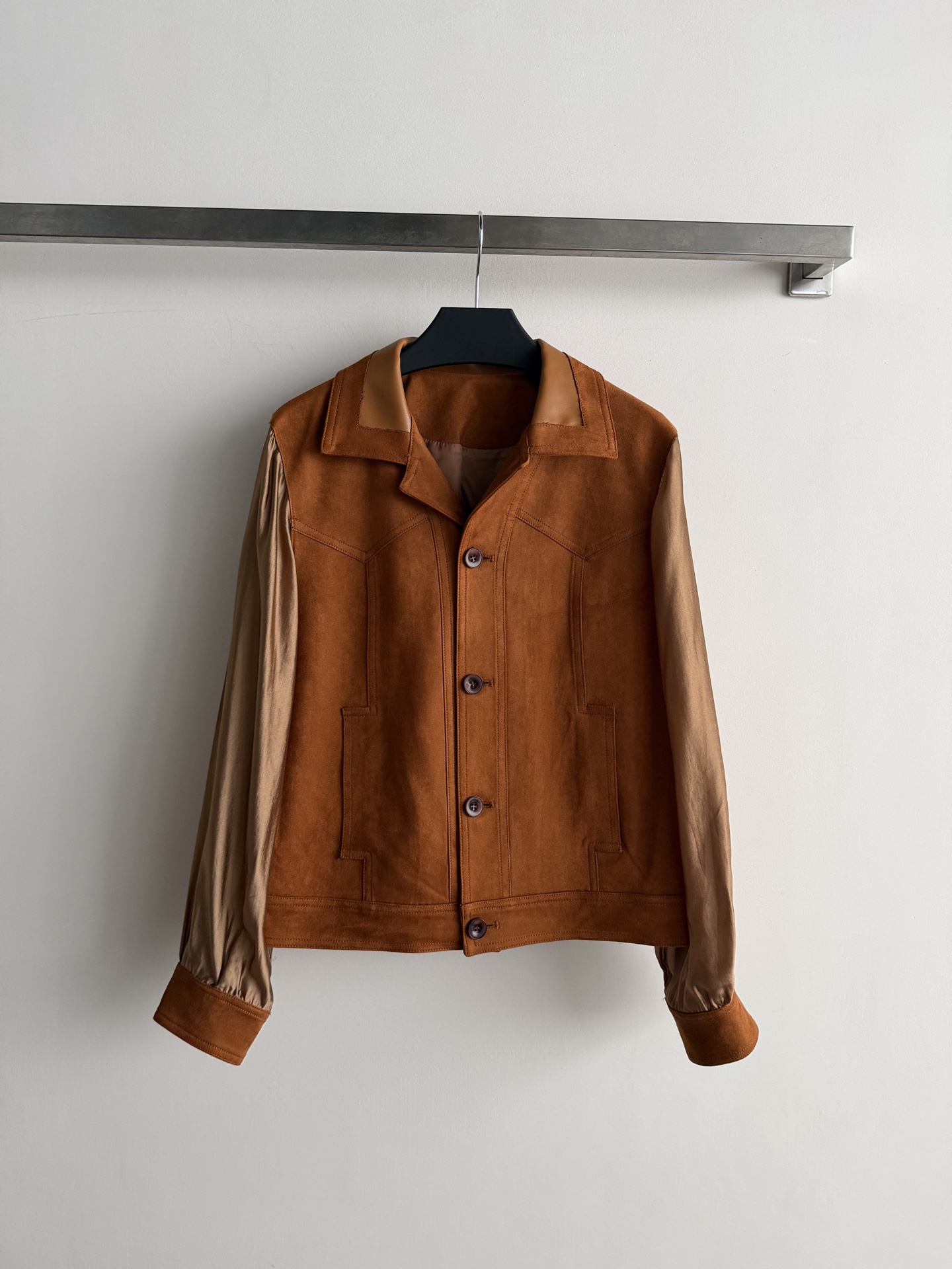 NO:947371,Margiel*'s new suede splicing jacket has a body made of caramel brown suede, with khaki smooth satin sleeves spliced on both sides, giving it a strong sense of material collision. The iconic topstitching of the logo on the back brings a bit of exquisite contrast to the retro workwear feel. The regular version is not picky about your figure and will be very comfortable when paired with high-waisted bottoms. Dark-colored high-waisted pants are the most stable, while light-colored wide-leg pants are more relaxed. SML, women's clothing, jackets & coats, jackets &  coats, chamois leather,19860909Margiel*新款麂皮拼接夹克外套,衣身是焦糖棕麂皮,两侧拼接了卡其色光滑缎面袖子,材质碰撞感很强.后背logo标志性明线缝制,复古工装感里带了一点精致的反差.常规版型,不挑身材,搭高腰下装比例会很舒服.深色高腰裤最稳,浅色阔腿裤更松弛.SML,女装,jackets & coats,jackets & coats,chamois leather,,Women's clothing