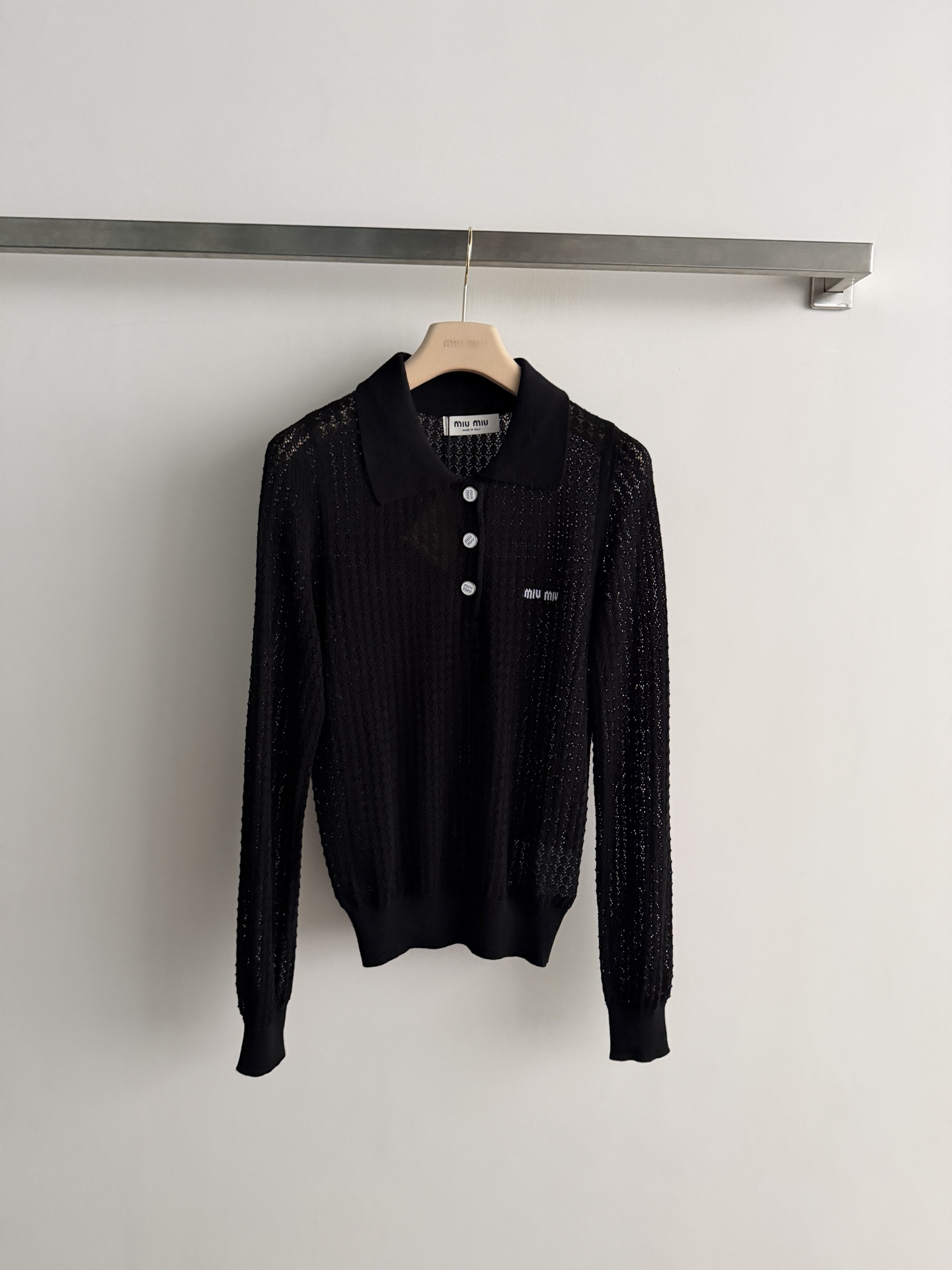 NO:947427,Miumi*26 new hollow POLO sweater, embroidered letters on the chest, half-open lapel with button long sleeve design, soft and comfortable texture, versatile and fashionable, three-color SML for age-reducing miu girls, Miu Miu-clothing, miumiu,19860909Miumi*26新款镂空POLO针织衫,胸前字母刺绣点缀 半开胸翻领配纽扣长袖设计,质感柔软舒适,百搭时尚 减龄miu女孩三色SML,缪缪-服装,miumiu,,Women's clothing