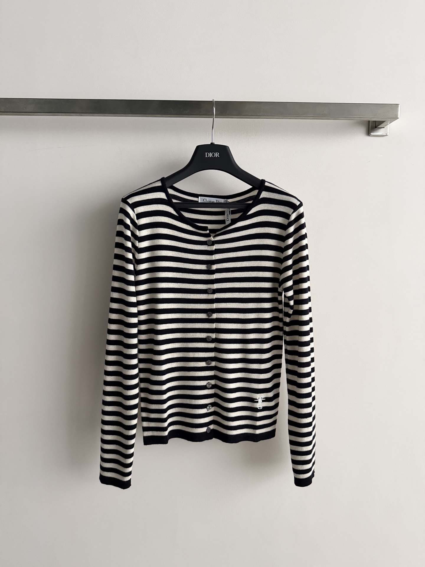 NO:947468,Dio*26FW striped cardigan made of wool has a soft and comfortable upper body ~ the basic version is not picky, and the bee logo embroidery in the lower left corner highlights the brand tone. The stripes are classic, fashionable and versatile, and can be easily used for commuting and leisure. SML-, Dior-clothing, dior, dior,19860909Dio*26FW条纹开衫羊毛材质上身软糯舒适～基础版型不挑人,左下角蜜蜂标绣点缀 彰显品牌调性 条纹经典又时髦百搭不挑人,通勤休闲都能轻松驾驭SML-,迪奥-服装,dior,dior,,Women's clothing