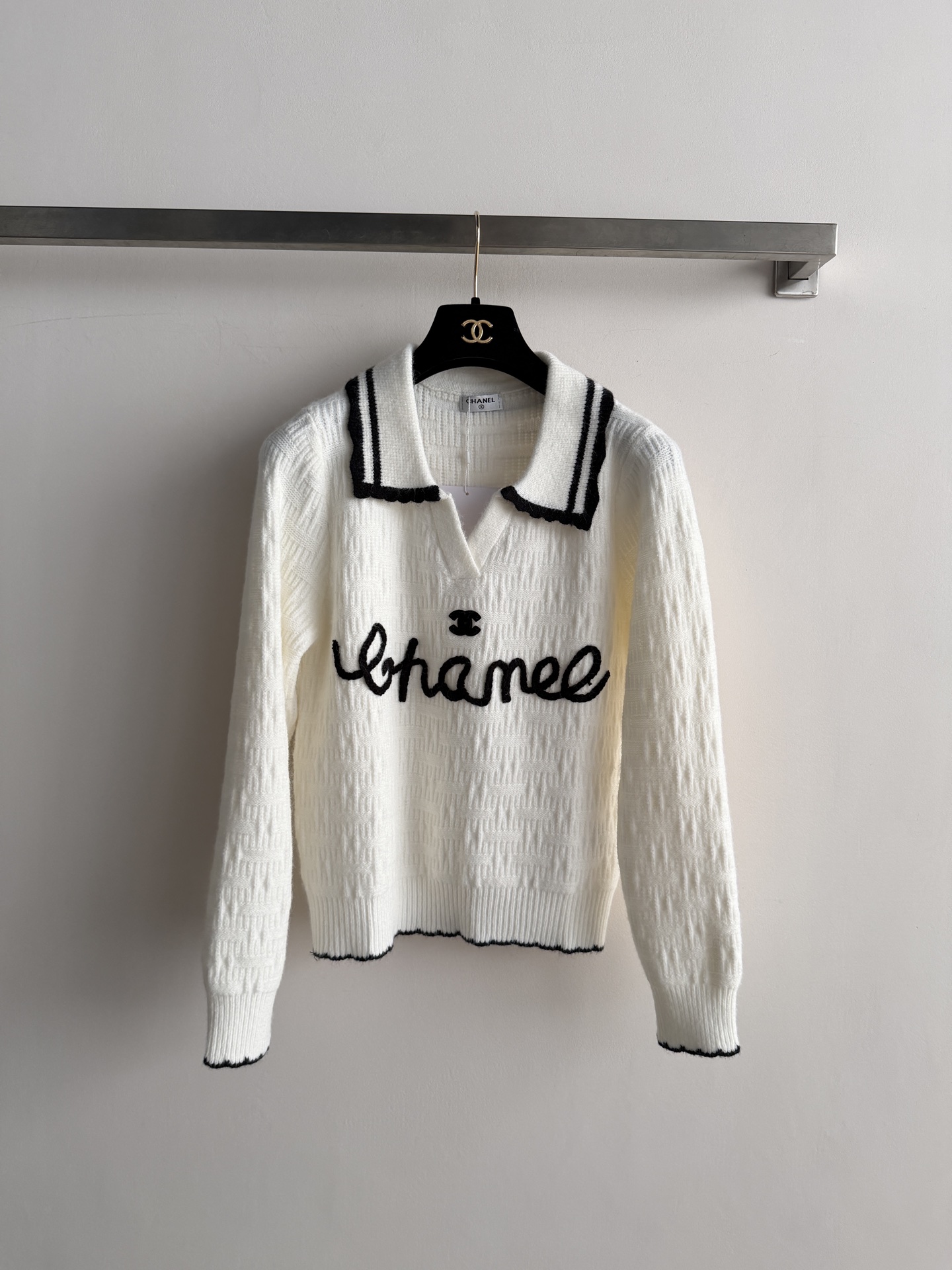 NO:951523,Chane*'s new letter-embroidered polo sweater is soft and skin-friendly, with contrasting lace lapels and 'Chanel' letter embellishment on the chest. It is low-key and recognizable. Slightly loose cut, comfortable and slim, paired with wide-leg pants and jeans, you can easily get an elegant and casual style. It can be easily used for commuting, afternoon tea, and shopping. It is practical and fashionable!  SML,Chanel-clothing,chanel,chanel,jeans,19860909Chane*新款字母刺绣polo针织衫,柔软亲肤,撞色花边翻领+胸前“Chanel”字母点缀,低调又有辨识度.微宽松剪裁,舒适显瘦,搭配阔腿裤、牛仔裤,轻松get优雅随性风,通勤、下午茶、逛街都能轻松驾驭,实用又时髦！SML,香奈儿-服装,chanel,chanel,jeans,,Women's clothing