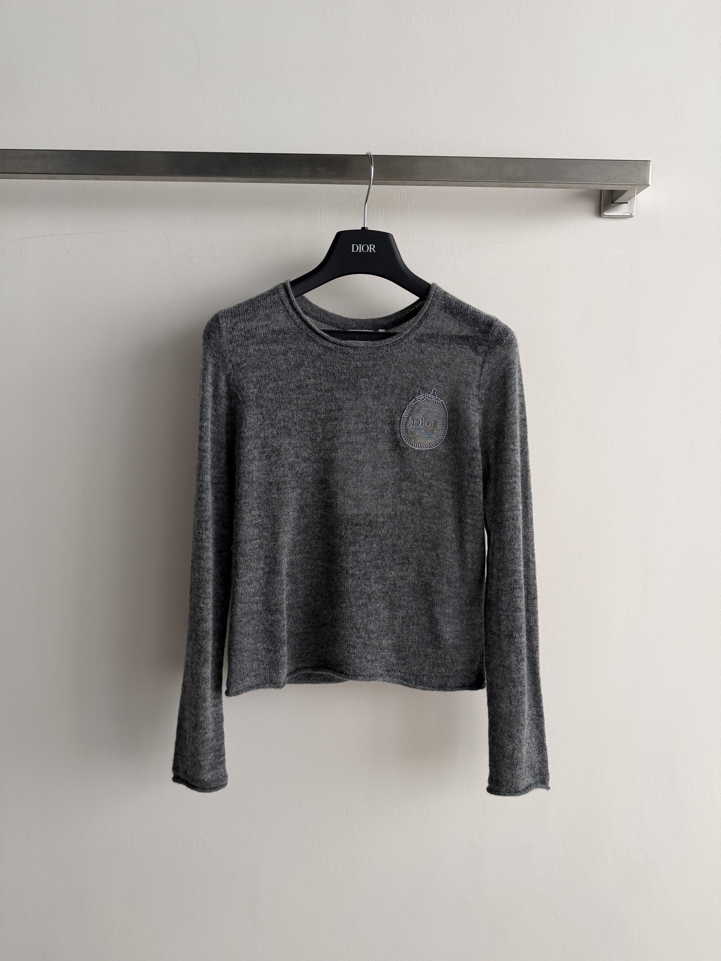 NO:951475,DIO*’s new crew neck sweater fabric is soft and warm, making it super comfortable to wear in autumn and winter!  The tolerant fit is not flattering on your body shape, and the embroidered badge on the chest is super detailed, making it perfect for outdoor hiking or daily commuting. It’s super versatile and can be worn alone or layered to meet the needs of different body types!  SML,Dior-clothing,dior,dior,19860909DIO*新款圆领针织衫面料柔软又保暖,秋冬穿超舒服！包容版型不挑身材,胸前徽章刺绣超有细节感户外徒步或日常通勤都很适合.超级百搭,单穿or内搭都OK,满足不同体型需求！SML,迪奥-服装,dior,dior,,Women's clothing