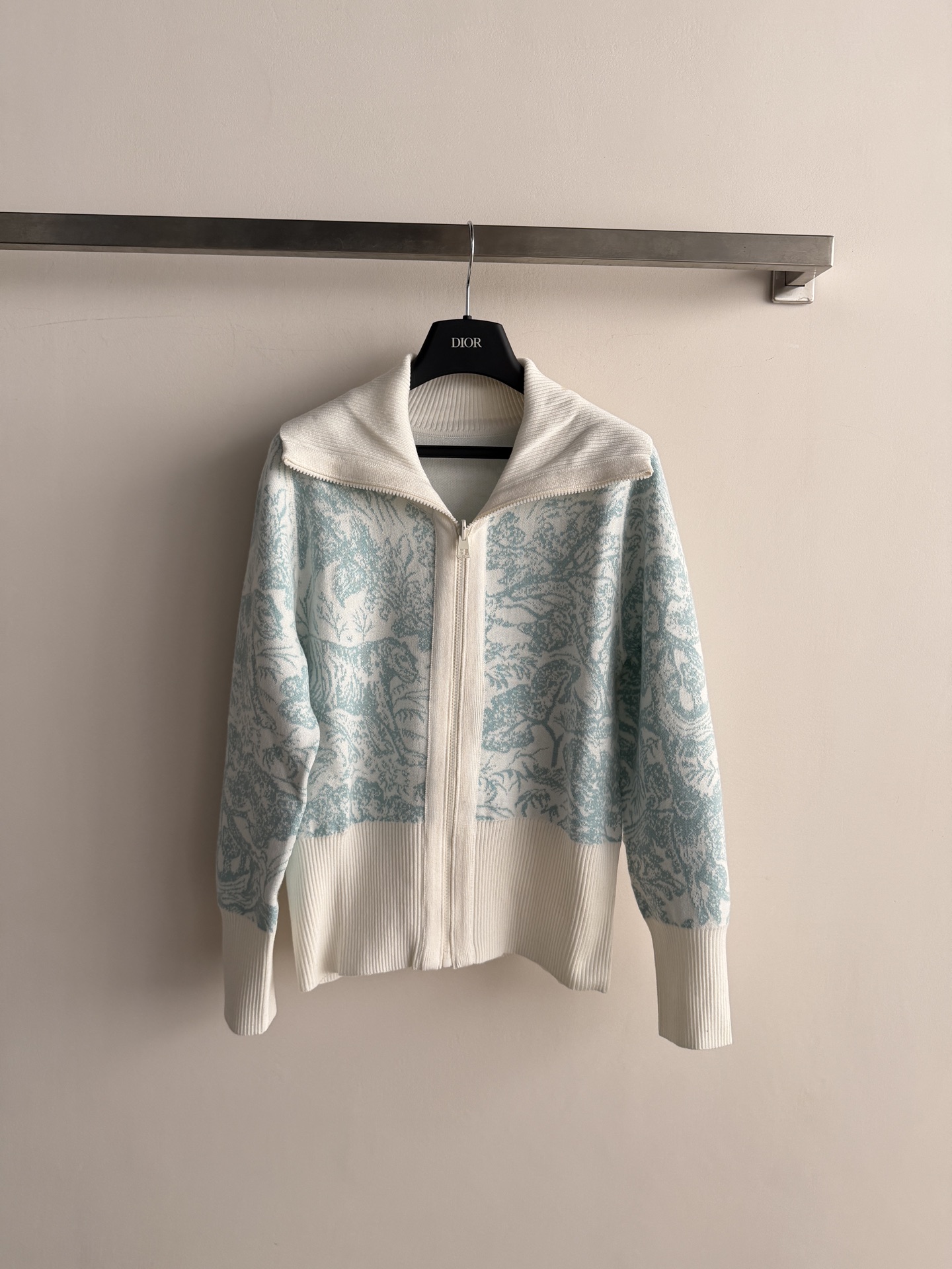 NO:951485,Dio*'s new forest tiger cashmere cardigan is soft and warm, perfect for autumn and winter!  Full of artistic sense. The zipper design is easy to put on and take off. The zipper design is comfortable and fashionable. It is easy to create a noble and wealthy style. SML, Dior-clothing, dior, dior,19860909Dio*新款森林老虎羊绒开衫,柔软又保暖,秋冬穿超合适！艺术感拉满.拉链设计方便穿脱,拉链设计,舒适又时髦,轻松打造贵气富家风SML,迪奥-服装,dior,dior,,Women's clothing