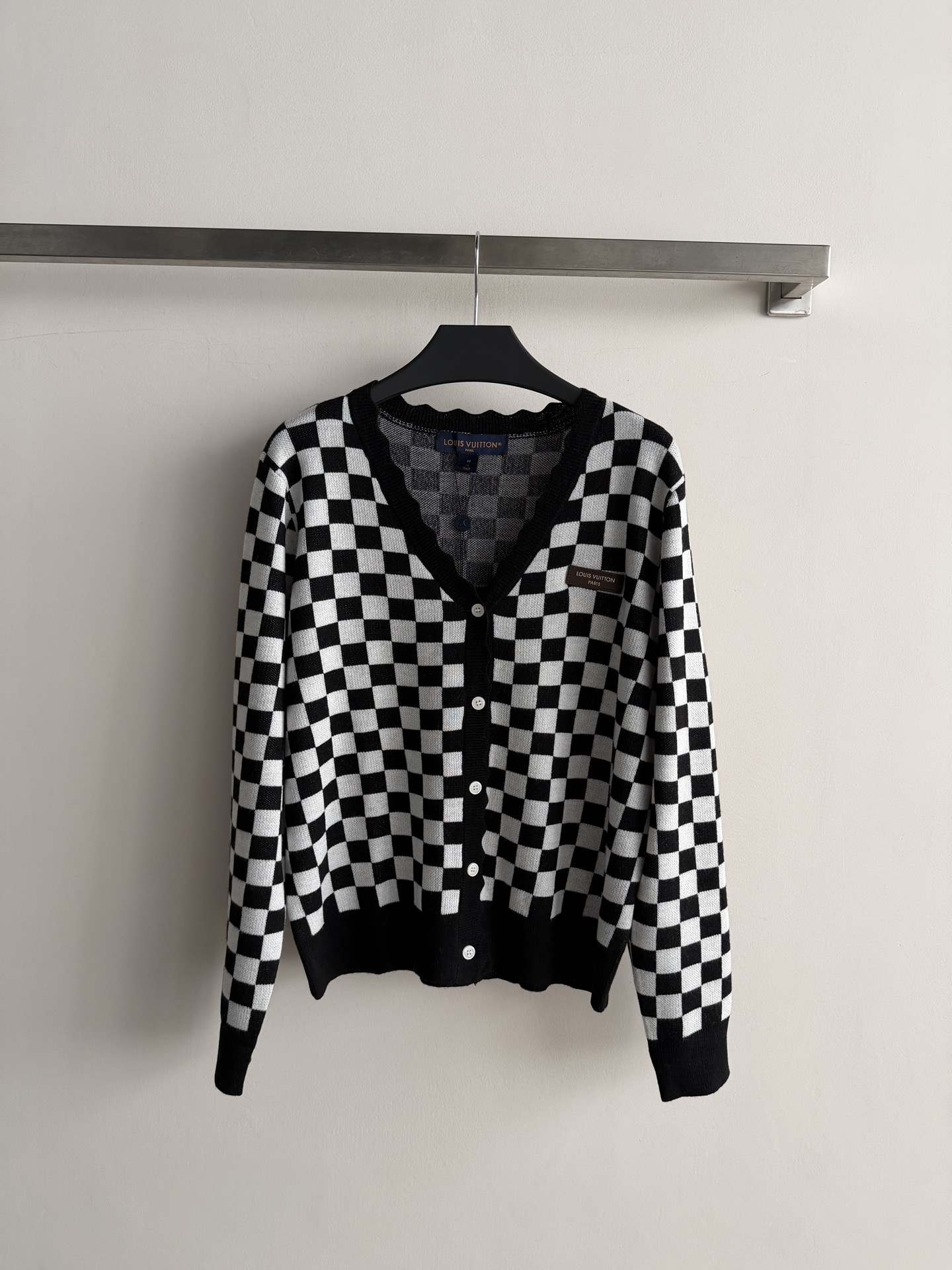 NO:951497,LV's new checkerboard knitted cardigan features a black and white checkerboard design and a V-neck lace design, which is retro and versatile!  The knitted fabric is soft and skin-friendly, making it perfect for spring and autumn. You can easily switch between styles whether paired with a shirt, a T-shirt or a dress. The checkerboard element is classic and eye-catching, and can be easily used for commuting, leisure, and gatherings. It is a practical and fashionable must-have item!  SML,Louis Vuitton-clothing,louis vuitton,louis vuitton,skirts,shirts,tees,t-shirt,19860909LV新款棋盘格针织开衫,采用黑白棋盘格设计,V领花边设计,复古又百搭！针织面料柔软亲肤,春秋季穿超合适,无论搭衬衫、T恤还是连衣裙都能轻松切换风格.棋盘格元素经典耐看,通勤、休闲、聚会都能轻松驾驭,是实用又时髦的必备单品！SML,路易威登-服装,louis vuitton,louis vuitton,skirts,shirts,tees，t-shirt,,Women's clothing