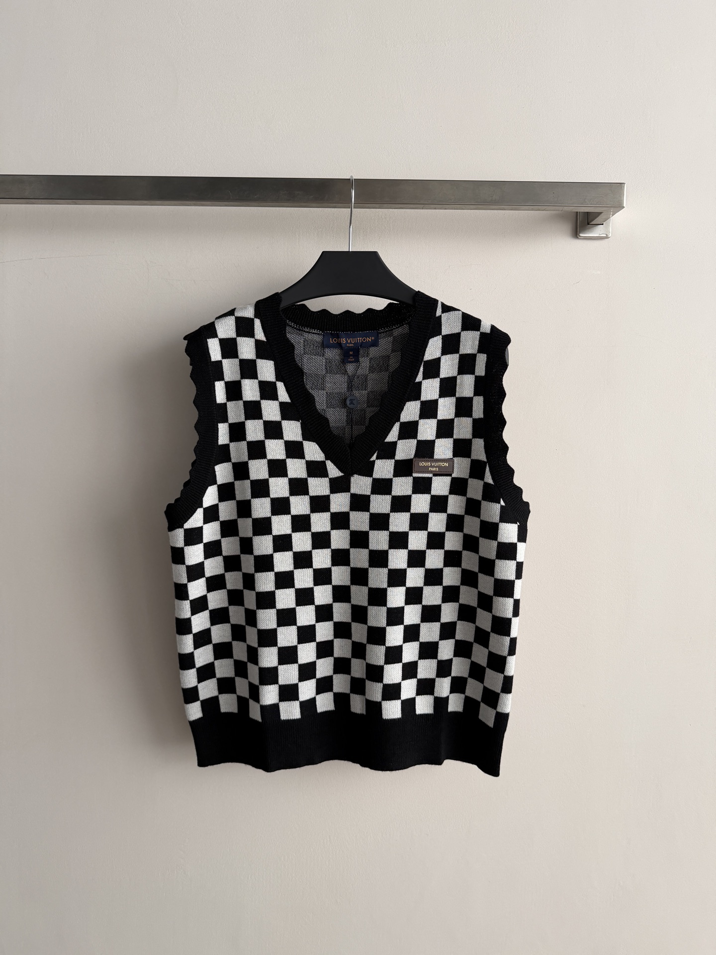 NO:951506,LV’s new checkerboard knitted vest features a black and white checkerboard design, V-neck sleeveless and loose fit, retro and versatile!  The knitted fabric is soft and skin-friendly, making it perfect for layering in spring and autumn. You can easily switch styles whether it's paired with a shirt, a T-shirt or a dress. The checkerboard element is classic and eye-catching, and can be easily used for commuting, leisure, and gatherings. It is a practical and fashionable must-have item!  SML,Louis Vuitton-clothing,louis vuitton,louis vuitton,skirts,shirts,tees,t-shirt,19860909LV新款棋盘格针织马甲,采用黑白棋盘格设计,V领无袖宽松版型,复古又百搭！针织面料柔软亲肤,春秋季节叠穿超合适,无论搭衬衫、T恤还是连衣裙都能轻松切换风格.棋盘格元素经典耐看,通勤、休闲、聚会都能轻松驾驭,是实用又时髦的必备单品！SML,路易威登-服装,louis vuitton,louis vuitton,skirts,shirts,tees，t-shirt,,Women's clothing