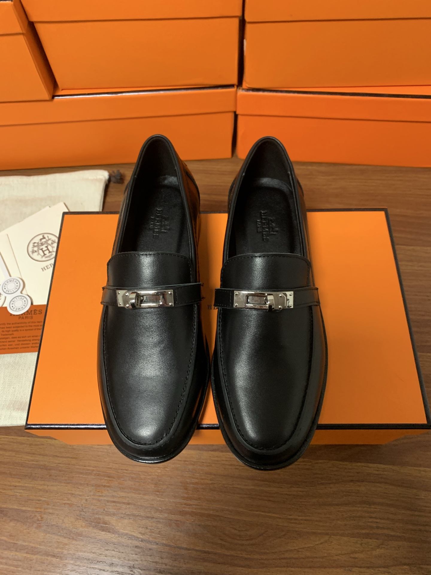 NO:247013,H Home SS♂Destin Loafers Herm**The highest version of pure handmade shoes in the market, top-grade product Hermès Loafers Real handmade shoes, even the number of needle and thread traces is the same as the original version, and it is made by the master level!  High-end customization, exclusive products, the industry's highest version. Original cowhide/sheepskin upper, original custom sheepskin footbed   Italian genuine leather outsole (pursuing top walking comfort) Original heel height 2 cm, full packaging, factory recommendation code 35-39 (40/41 custom made without return and exchange), loafers, hermes, hermes, loafers, cowhide, sheepskin, Leather soles19860909H家SS♂Destin乐福鞋 Herm**市场最高版本纯手工鞋 顶级产品爱马仕乐福鞋  真正的手工鞋,连针线走线数量都和原版一样, 师傅级纯手工打造 ！高端定制,独家产品,行业最高版本 鞋面原版牛皮/羊皮,原版订制羊皮垫脚 意大利真皮大底（追求顶级行走舒适度） 原版跟高度2厘米 包装全套包装 工厂推荐码35-39（40/41定做不退换）,乐福鞋,hermes,hermes,loafers,cowhide,sheepskin,Leather soles,Women's Shoes