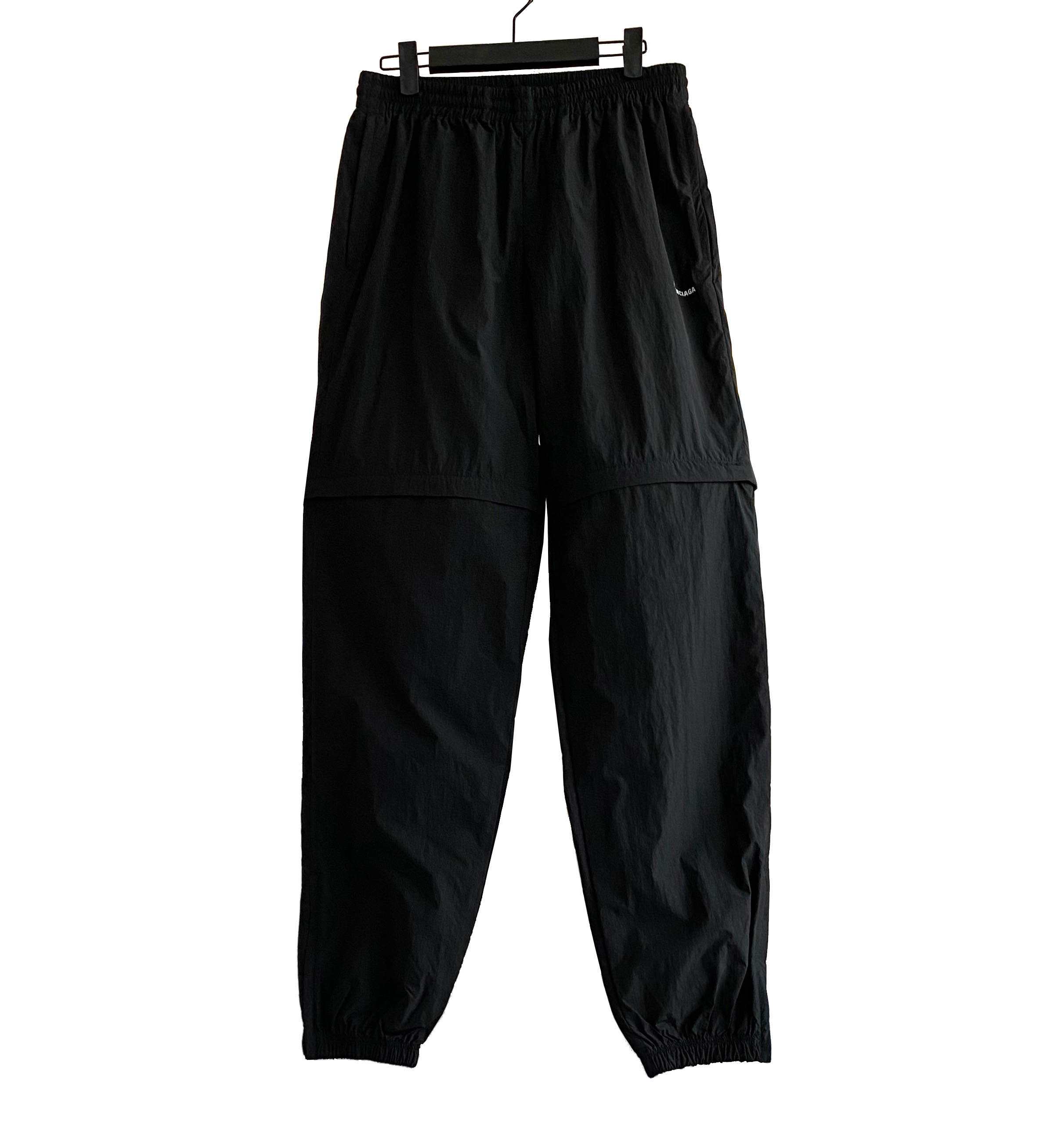 ¡Pantalones deportivos negros tipo gabardina! Los pantalones se pueden usar de dos maneras: largos o cortos. La parte c…