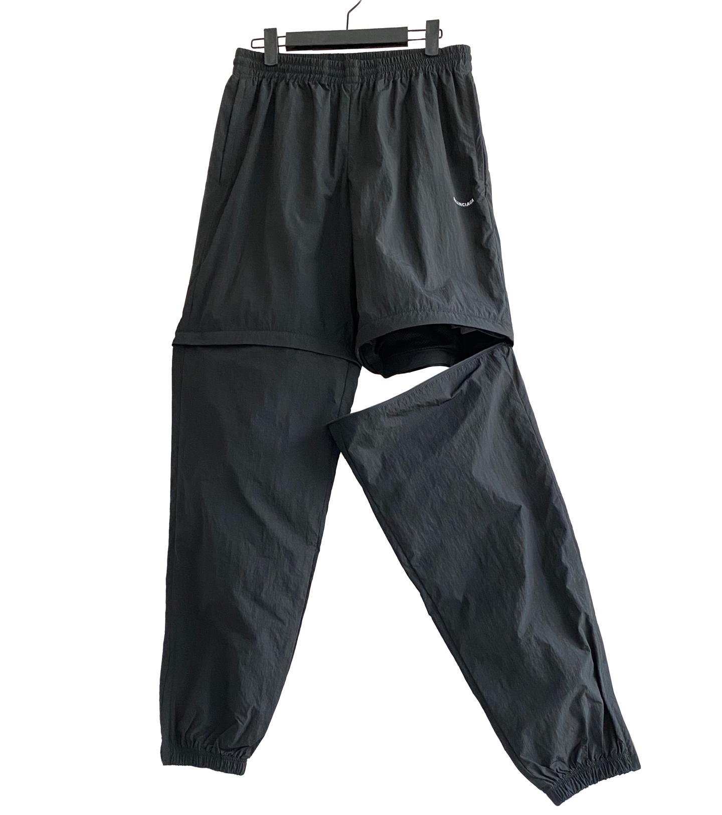 Hay una cremallera en el medio para hacerlo pantalón largo. También puede ser pantalón corto. ¡Un modelo muy especial!