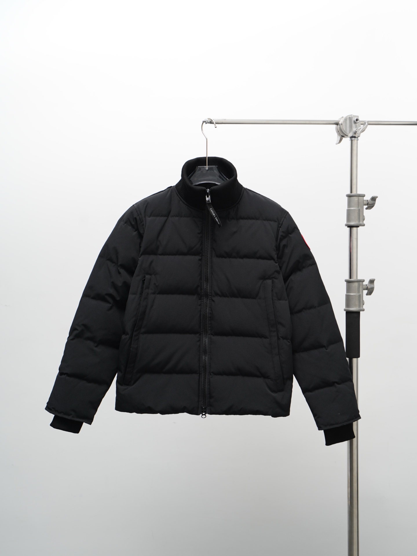 NO:599130,Canand Goose 2025 Men's Stand Collar Wool Down Jacket Business Jacket 3807M (model number 42 red label) Canada Goose super 3D technology waterproof fabric treatment, perfect wind resistance, cold resistance, and super temperature resistance!  Built-in plush heat storage to keep warm, heats up quickly and warms up quickly!  Personalized design, exquisite workmanship, smooth to the touch, and comfortable on the skin. Double-layered windproof cuffs, windproof and frostproof!  The pocket design is beautiful and practical. The Canada Goose down jacket has been the most popular thermal suit in the world in the past two years. It has far surpassed the down jackets in the Mengkou Kingdom. At the same time, the classic style will never go out of style. Don’t be afraid of this cold winter, you only need a Canada Goose down jacket to get it done. Item number: 42 styles Black: lime, black, graphite gray Size S-3XL BBB2, Moncler, jackets & coats, jackets & coats, down jacket, alexander  wang19860909Canand Goose加拿大鹅2025 男士立领Wool羽绒夹克商务外套3807M（款号42款红标） 加拿大鹅超3D技术防水面料处理,完美抗风,耐冷,超温！内置毛绒蓄热保暖,升温快快速暖身！个性化设计,工艺精湛,手感光滑,皮肤舒适.双层防风袖口,防风防冻！口袋设计美观实用, 加拿大鹅羽绒服是近两年来世界上最热门的保暖套装,它已经远远超过了蒙口王国的羽绒服.同时款式经典永不过时.不要害怕这个寒冷的冬天,你只需要一件加拿大鹅羽绒服就通通可以搞定. 货号:42款 黑色:石灰,黑色,石墨灰 尺码S-3XL BBB2,,Moncler,jackets & coats,jackets & coats,down jacket,alexander wang,Men's clothing