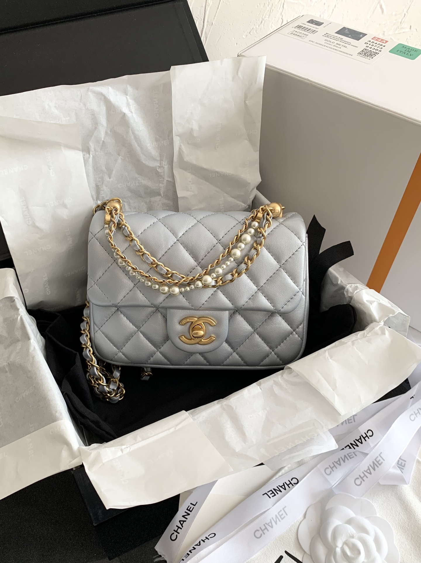 Chanel Classic Flap Bag Bolsos cruzados y bandoleras Azul Oro Gris Cadena