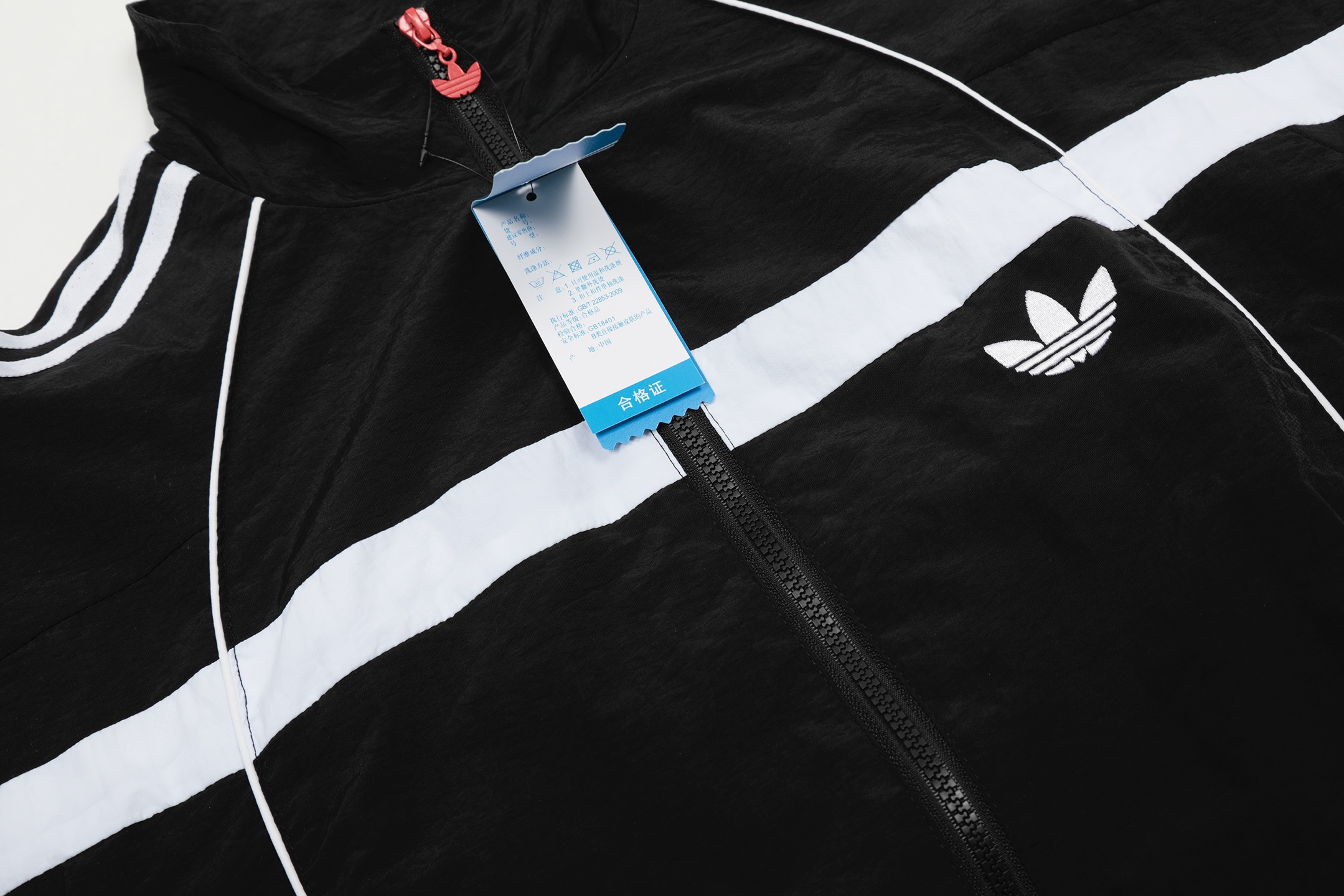 Adidas Trifle Suit: Fashionable Fusion Design for Active Lifestyle - 图片 5