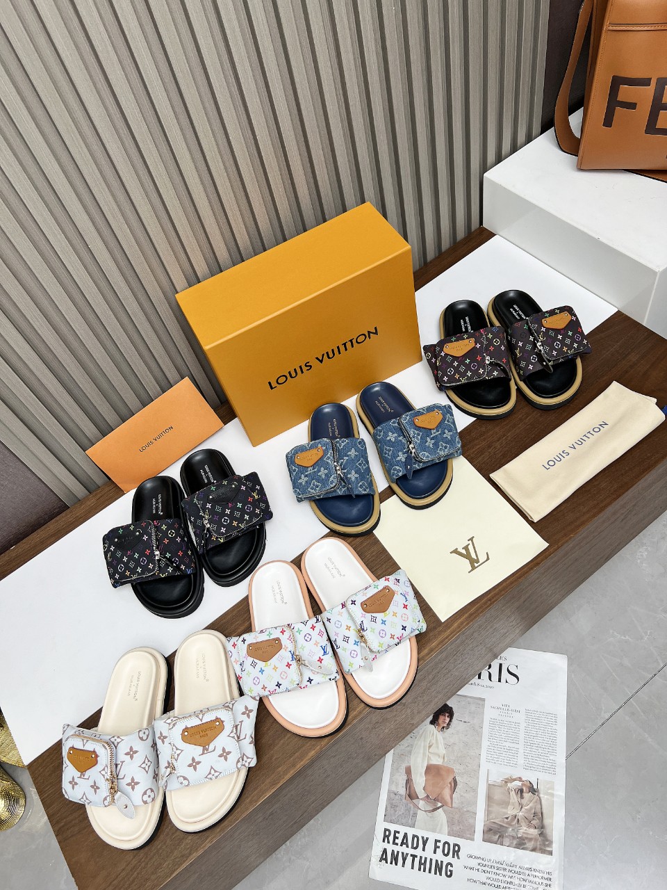 NO:234062,LV bread is full of colors, men and women, couple size, Louis Vuitton bread rolls, another hot product, latest emphasis, real down filling, the super hot product of presbyopia slippers, the foot feeling of the soft and comfortable, popular little red book, high-end lazy style... There is no pair of ugly slippers in summer, which is soulless, so I will plant grass today. 23 The rainbow color of the spring is so suitable for this summer, it looks high-end. The full and fluffy effect of the relief silk design is particularly good. I fell in love with it inexplicably. The sole increases by 3 cm. The NICE Velcro design is wide and can make your feet look thin and beautiful. I love it in summer!  !  This design is so fashionable and the cool style can be matched!  !  Size#35-45, slippers, louis vuitton, louis vuitton, slippers, down jacket19860909LV面包拖齐色男女同款 情侣码  路易威登面包拖 又一爆款 最新 强调 真羽绒填充 LV一出即巅峰的超爆款的老花拖鞋面包的脚感 软绵绵的超舒服 火爆小红书 高级慵懒风.... 夏天没有一双丑拖鞋是没有灵魂的 今天就来种草了 23开春彩虹色太适合这个夏季了显高级 感 浮雕丝绸设计饱满蓬蓬的效果特别有好感 显白莫名其妙的爱上了.鞋底立增3公分, NICE 魔术贴的设计宽宽的可以显的脚好瘦好好看 夏天最爱！！ 这个设计太时尚了 酷酷的风格也可以搭配！！ Size#35-45,拖鞋,louis vuitton,louis vuitton,slippers,down jacket,Women's Shoes