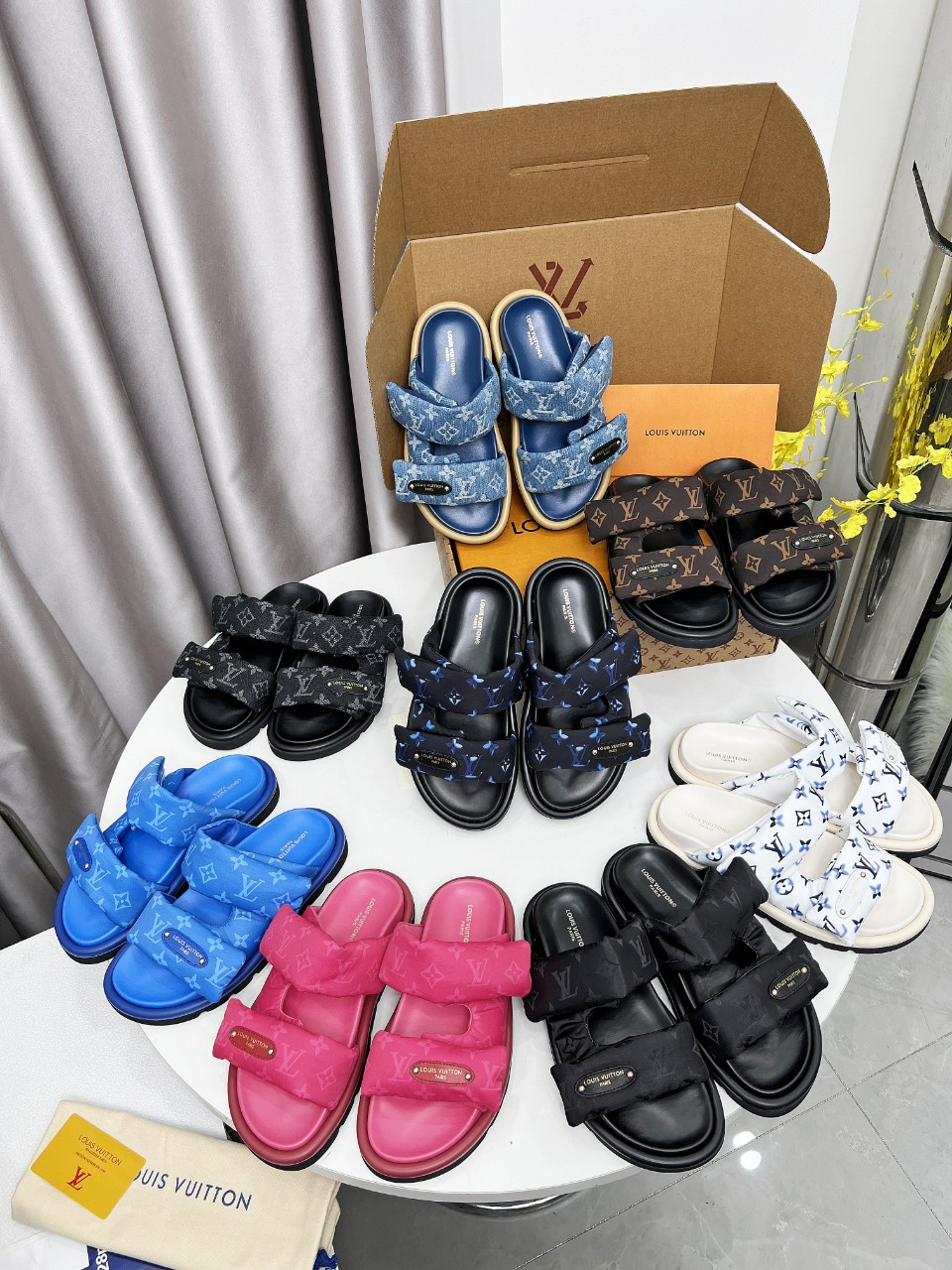 NO:266484,LV hits are the same as men and women, couple sizes, Louis Vuitton bread rolls, another hit, latest emphasis on real down filling, the super hot-spread presbyopia slippers, the foot feel of the soft and comfortable, the hot little red book, the high-end lazy style... There is no pair of ugly slippers in summer, which is soulless, so I will plant grass today. 25 The rainbow color of the spring is so suitable for this summer, it looks high-end. The full and fluffy effect of the relief silk design is particularly good. I fell in love with it inexplicably. The sole increases by 3 cm. The NICE Velcro design is wide and can make your feet look thin and beautiful. I love it in summer!  !  This design is so fashionable and the cool style can be matched!  !  Size#35-45, slippers, louis vuitton, louis vuitton, slippers, down jacket19860909LV爆款齐色男女同款 情侣码  路易威登面包拖 又一爆款 最新 强调 真羽绒填充 LV一出即巅峰的超爆款的老花拖鞋面包的脚感 软绵绵的超舒服 火爆小红书 高级慵懒风.... 夏天没有一双丑拖鞋是没有灵魂的 今天就来种草了 25开春彩虹色太适合这个夏季了显高级 感 浮雕丝绸设计饱满蓬蓬的效果特别有好感 显白莫名其妙的爱上了.鞋底立增3公分, NICE 魔术贴的设计宽宽的可以显的脚好瘦好好看 夏天最爱！！ 这个设计太时尚了 酷酷的风格也可以搭配！！ Size#35-45,拖鞋,louis vuitton,louis vuitton,slippers,down jacket,Women's Shoes