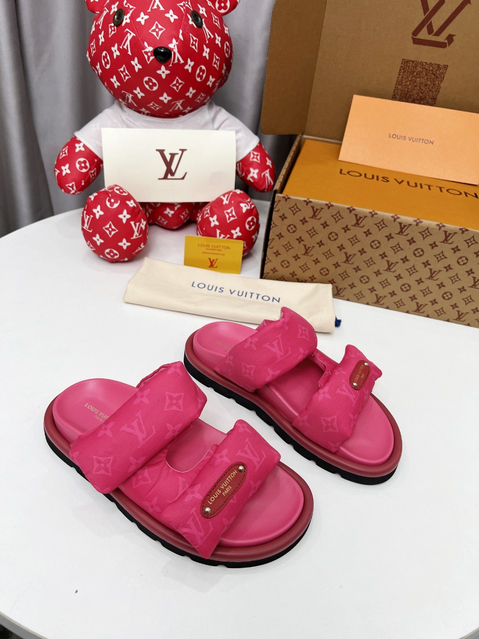 NO:266491,LV hits, both sexes, couple sizes, Louis Vuitton bread rolls, another hit, latest emphasis, real down filling, the super hot stuffed, presbyopia slippers, the foot feel of the soft and comfortable, popular little red book, high-end lazy style... There is no pair of ugly slippers in summer, which is soulless, so I will plant grass today. 25 The rainbow color of the spring is so suitable for this summer, it looks high-end. The full and fluffy effect of the relief silk design is particularly good. I fell in love with it inexplicably. The sole increases by 3 cm. The NICE Velcro design is wide and can make your feet look thin and beautiful. I love it in summer!  !  This design is so fashionable and the cool style can be matched!  !  Size#35-40, slippers, louis vuitton, louis vuitton, slippers, down jacket19860909LV爆款 齐色男女同款 情侣码  路易威登面包拖 又一爆款 最新 强调 真羽绒填充 LV一出即巅峰的超爆款的老花拖鞋面包的脚感 软绵绵的超舒服 火爆小红书 高级慵懒风.... 夏天没有一双丑拖鞋是没有灵魂的 今天就来种草了 25开春彩虹色太适合这个夏季了显高级 感 浮雕丝绸设计饱满蓬蓬的效果特别有好感 显白莫名其妙的爱上了.鞋底立增3公分, NICE 魔术贴的设计宽宽的可以显的脚好瘦好好看 夏天最爱！！ 这个设计太时尚了 酷酷的风格也可以搭配！！ Size#35-40,拖鞋,louis vuitton,louis vuitton,slippers,down jacket,Women's Shoes